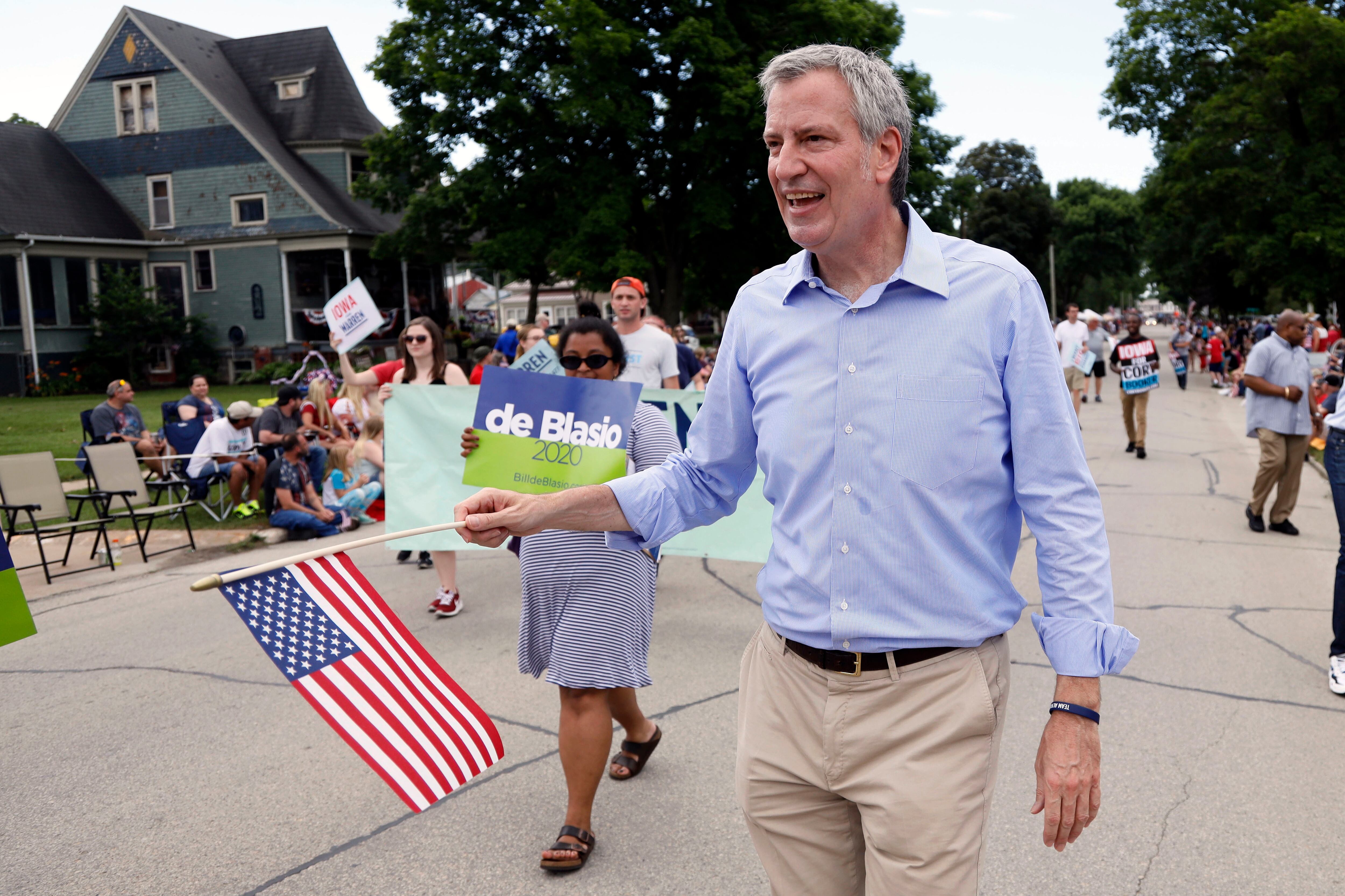La administración del alcalde Bill de Blasio aprobó un paquete legislativo en 2014 que amplió las protecciones, al llimitar casi por completo la ayuda del NYPD y del sistema penitenciario a los agentes del ICE