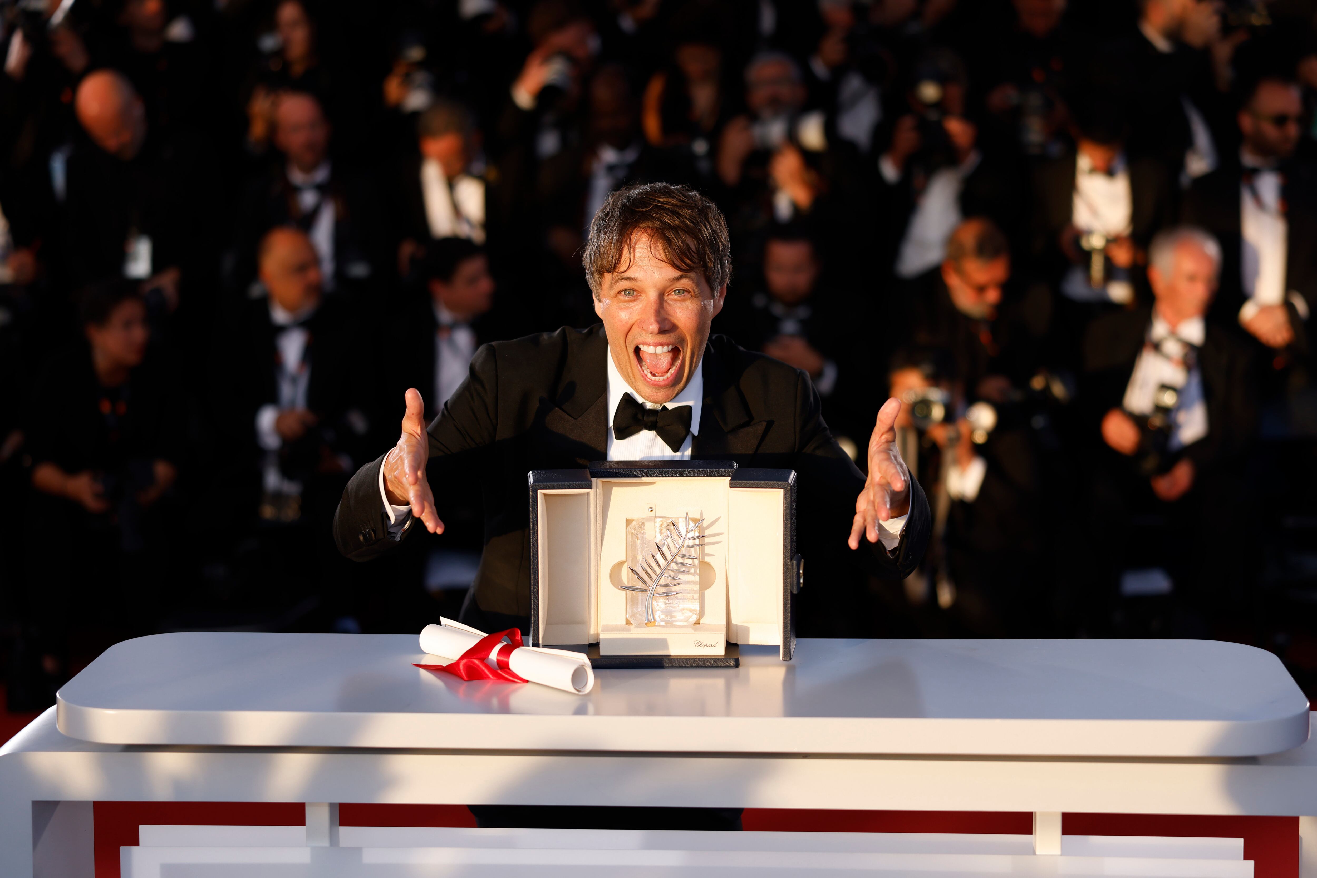 Sean Baker muestra la Palma de Oro que ganó en el Festival de Cannes por su película Anora, uno de los grandes favoritos de la temporada de premios que llega en enero a los cines argentinos