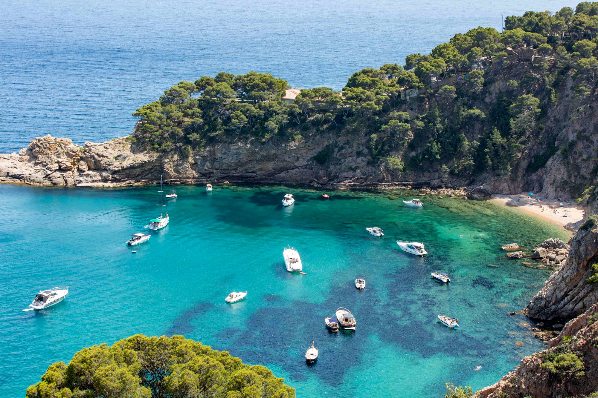 Circuito entre pueblos medievales, olivares y acantilados en una de las regiones más buscadas de España