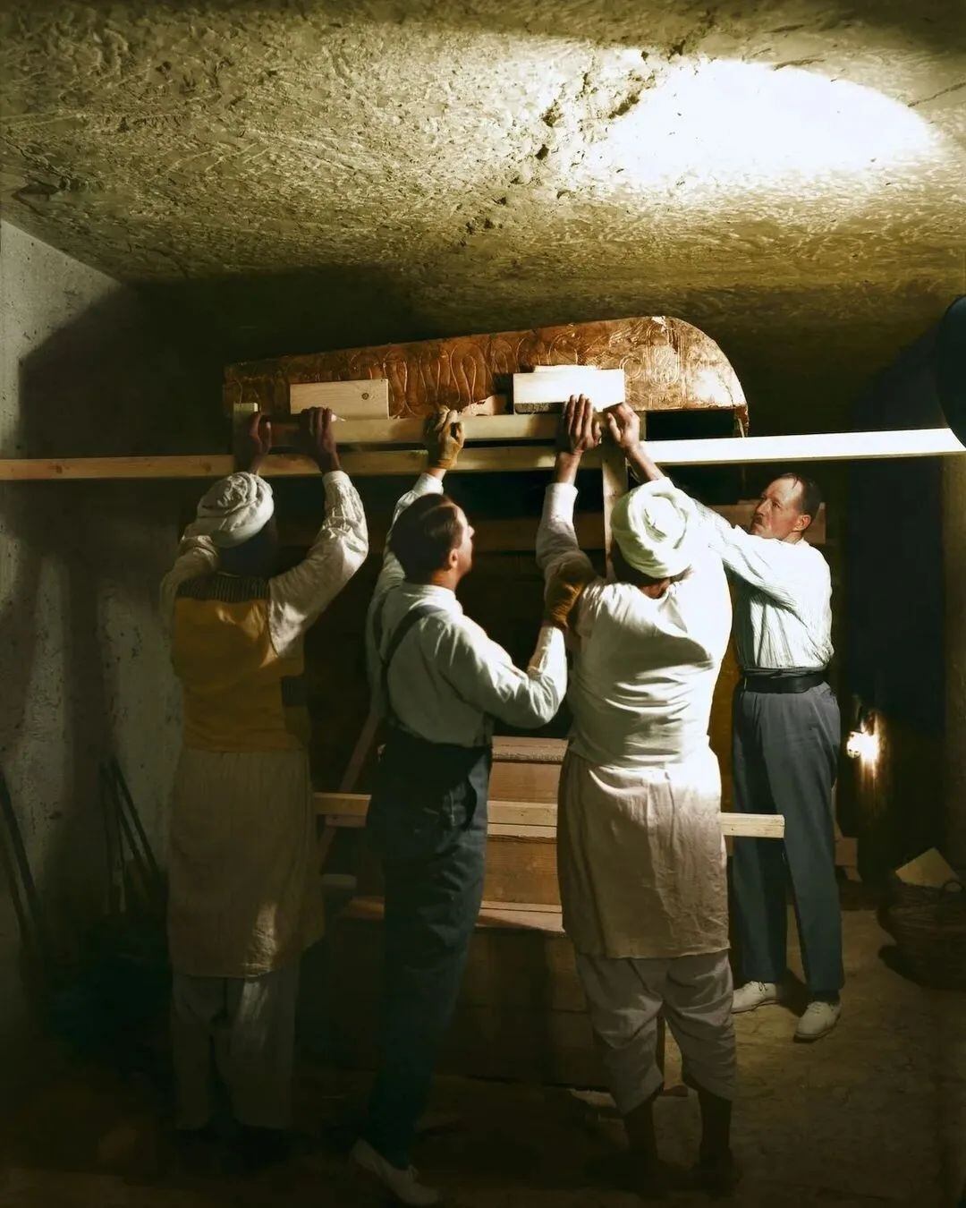 Howard Carter junto con sus ayudantes al momento de abrir la tumba de Tutankamón