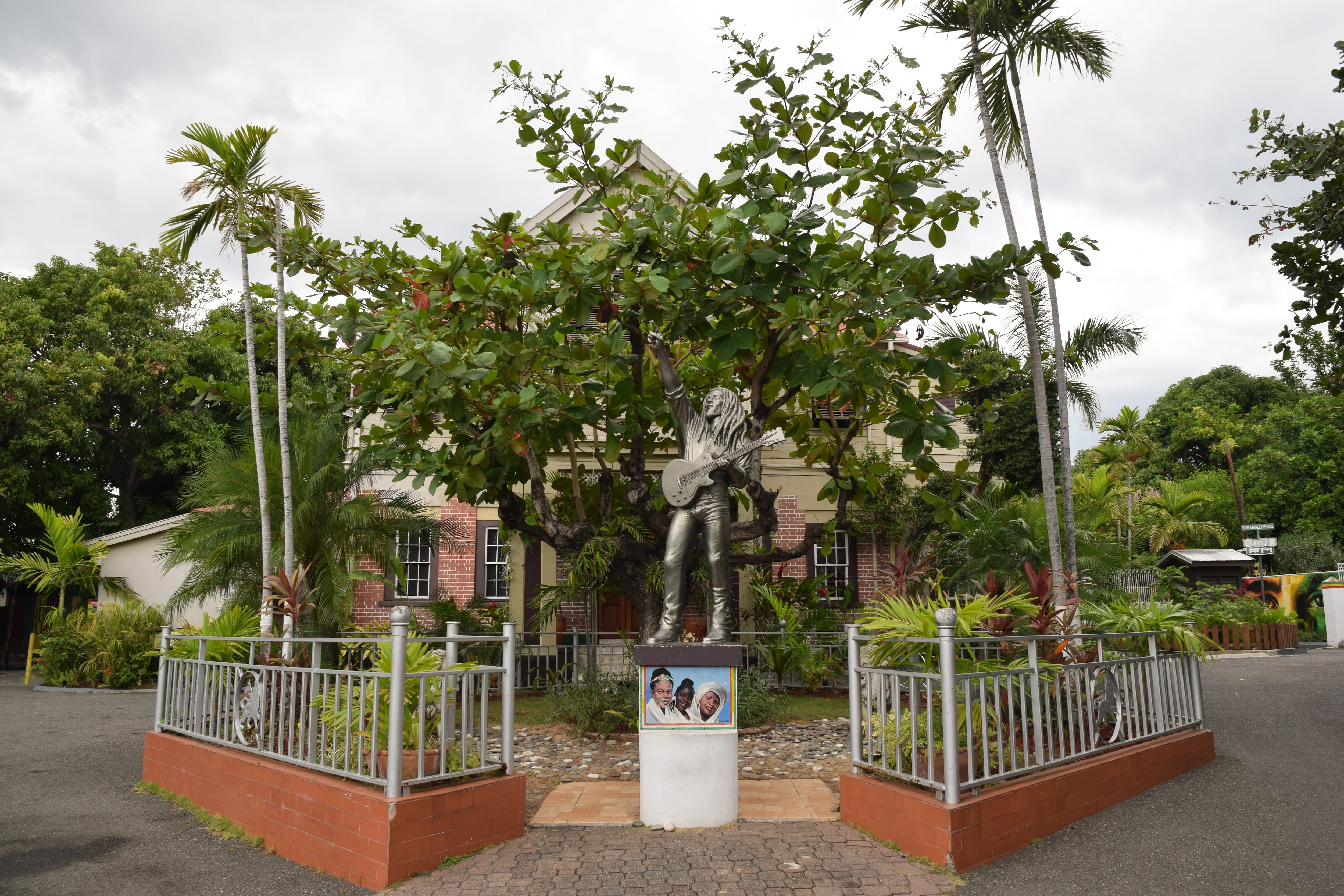 En este barrio marginal vivió su adolescencia y comenzó su trayectoria musical junto a The Wailers a mediados de los 60