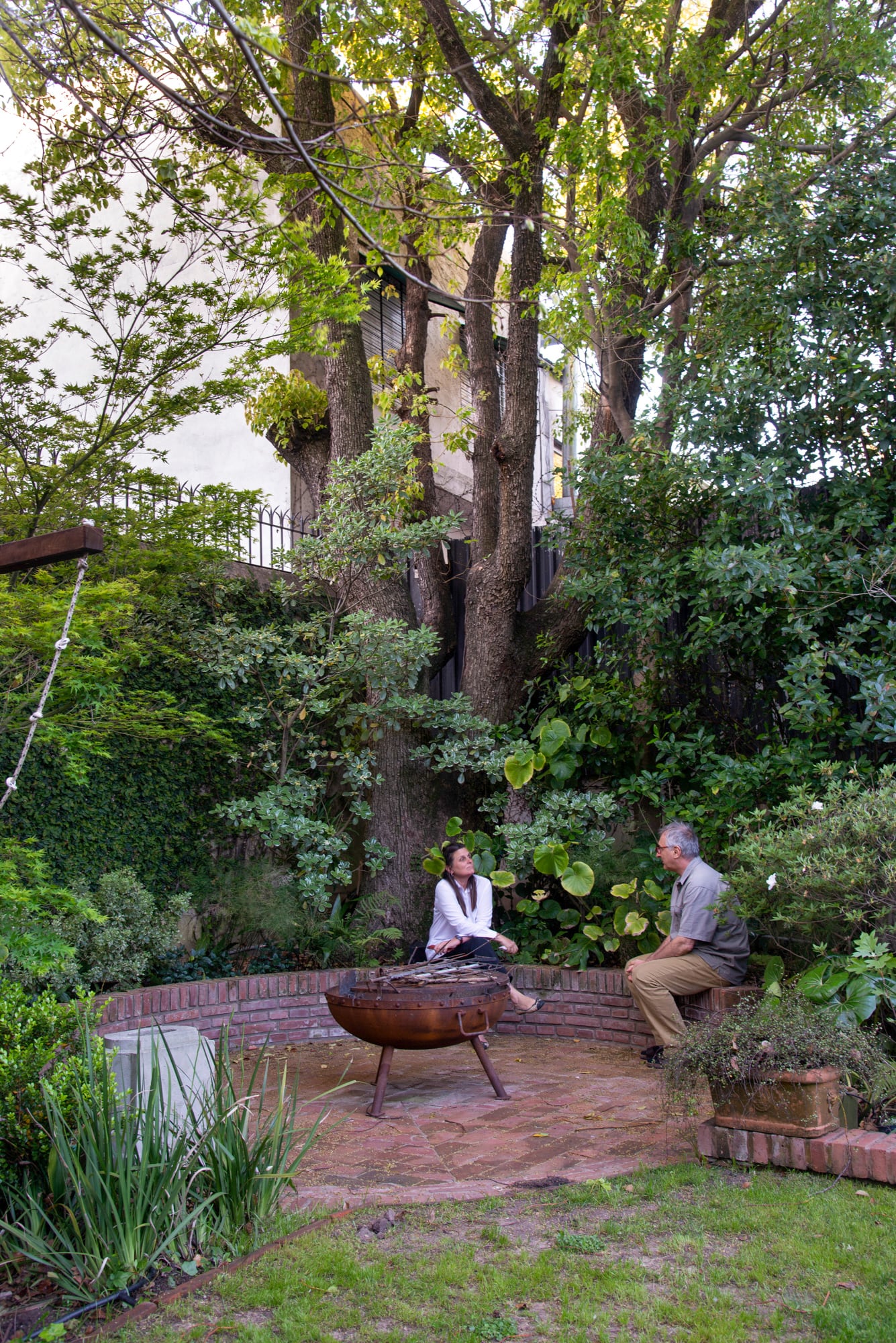 Con impronta contemporánea, bajo un árbol puede ubicarse el fogonero. Eso sí, que las ramas sean altas para evitar accidentes