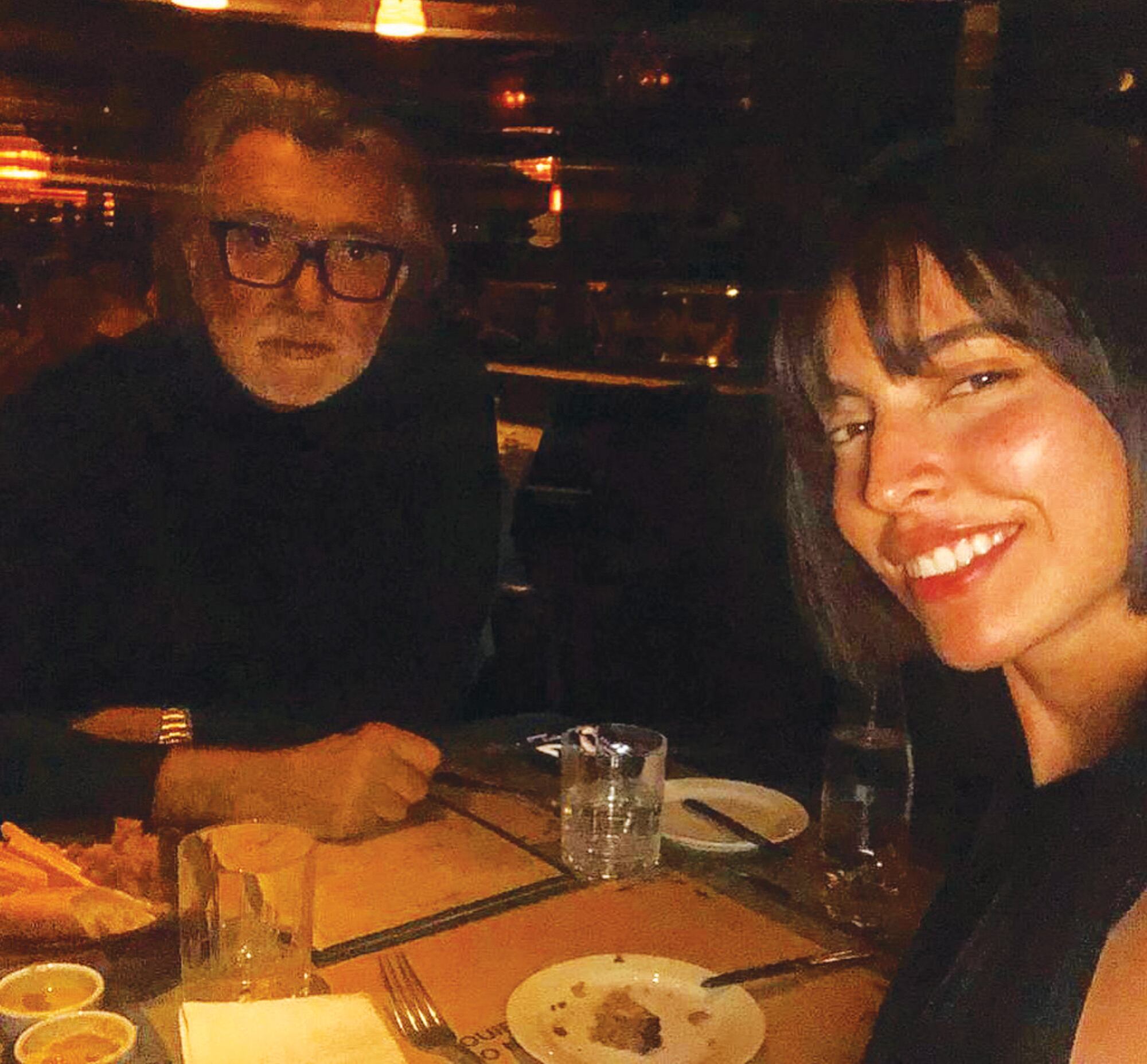 Junto a Karen Ramírez, su novia. Ella es odontóloga y tiene 24 años, pero hace dos meses Pancho quiso cortar la relación porque le pesa la presión social por la diferencia de edad entre los dos.