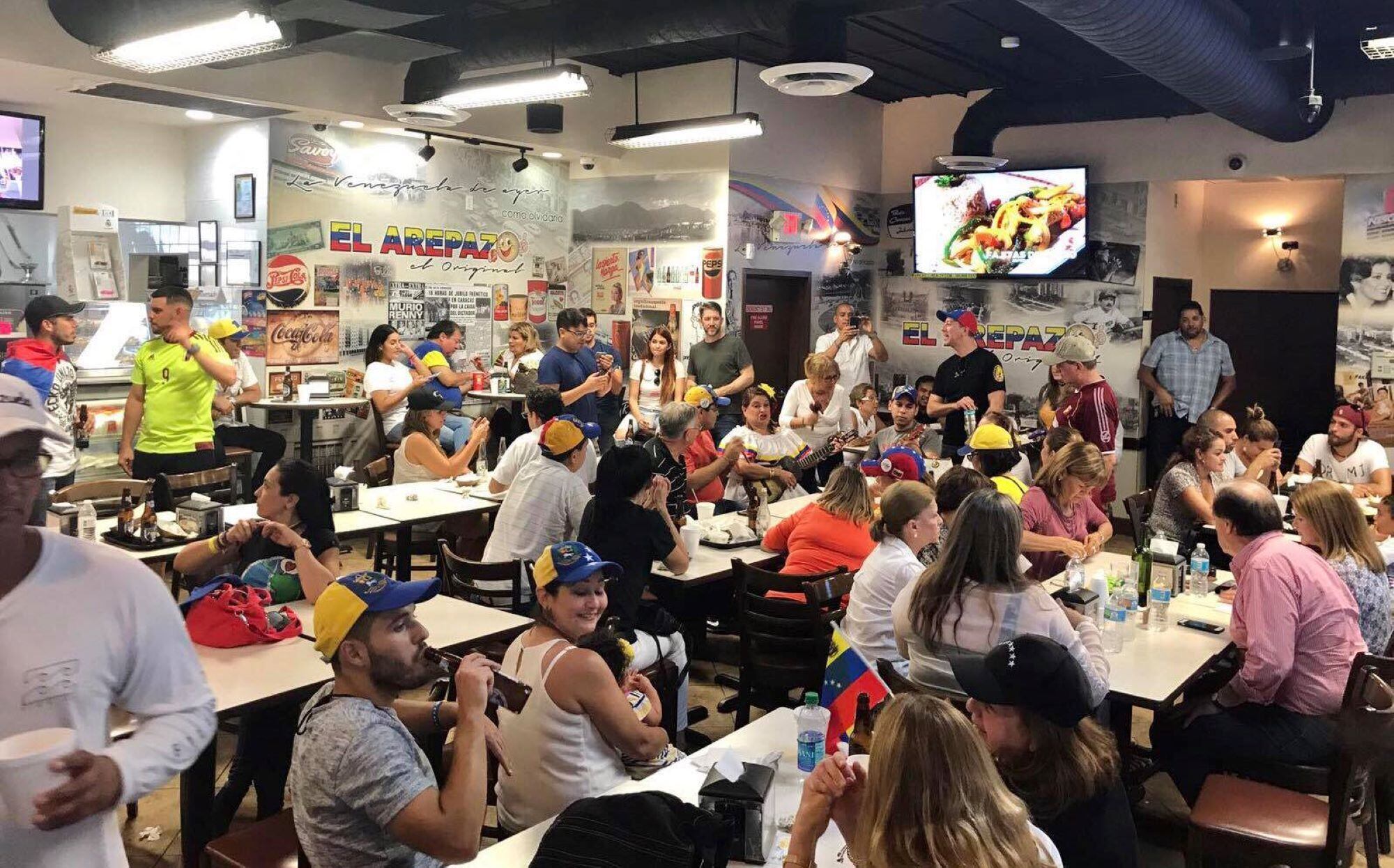 El Arepazo, con mesas llenas en el pasado, hoy experimenta una fuerte caída de clientes por temor al ICE