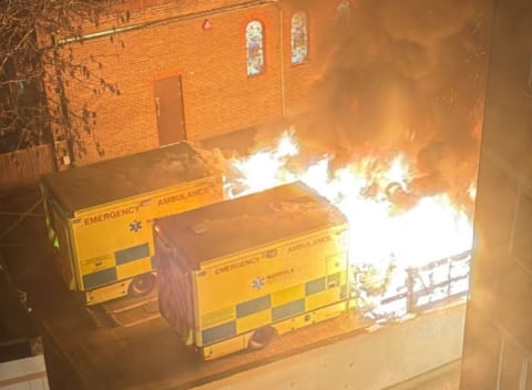 Londres: un grupo de personas incendió las ambulancias de un servicio de emergencias judío