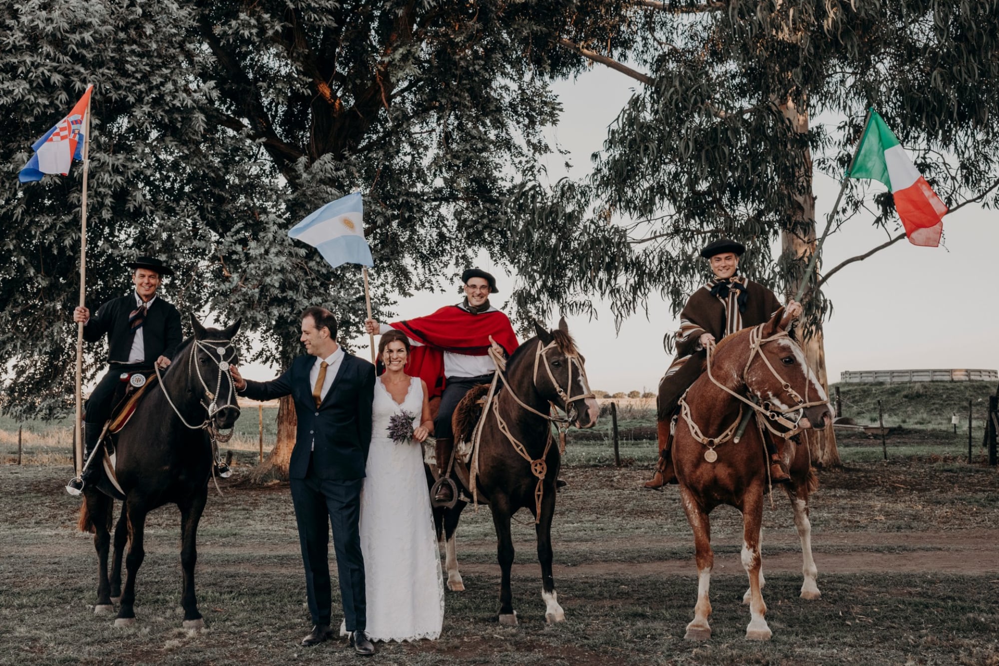 Para su boda sus primos sorprendieron a Celia con las banderas de Croacia, Italia y Argentina con el mensaje