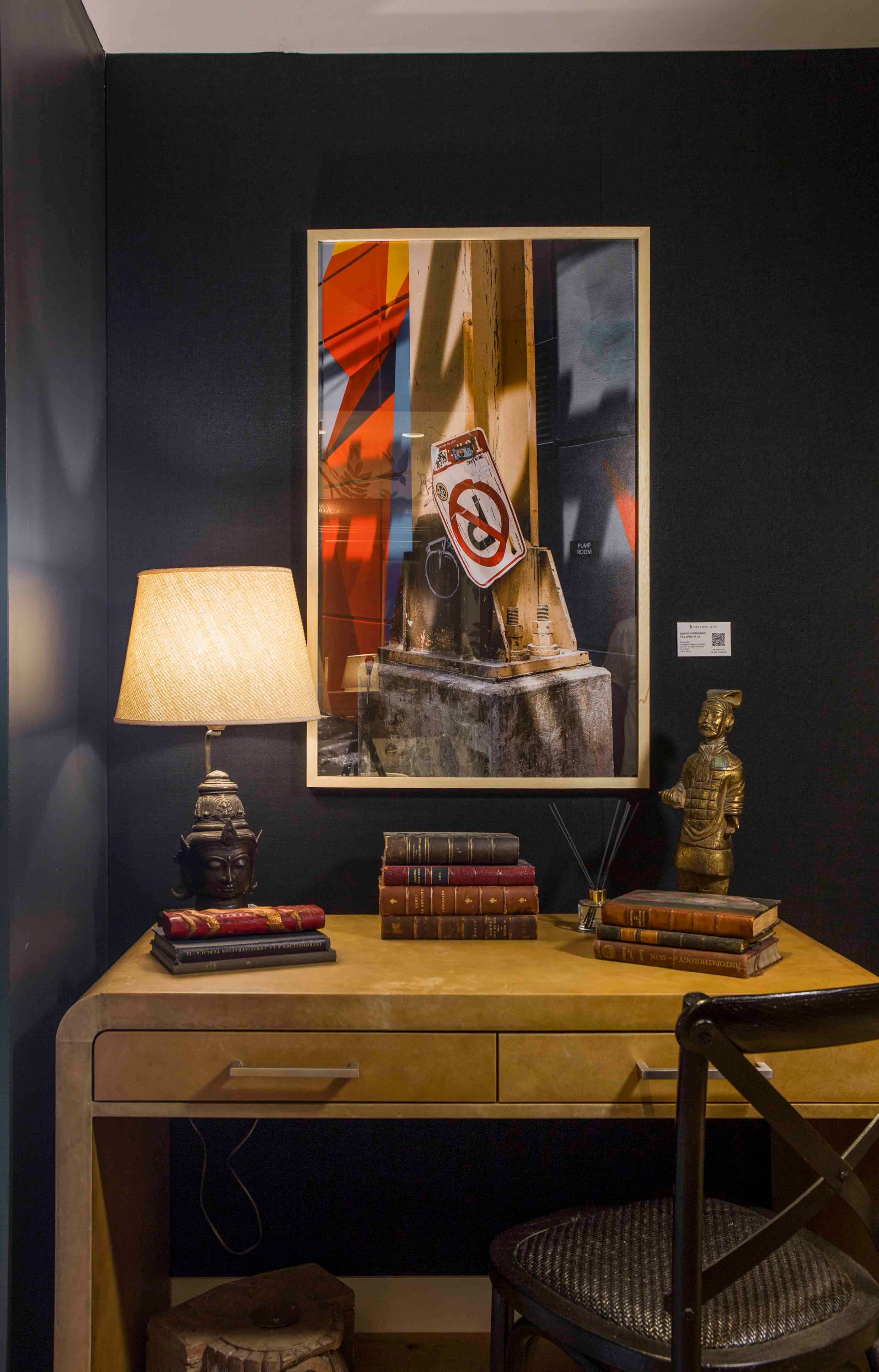 Escritorio de pergamino (Harturo), objetos de La Contenta y una nueva obra de Sergio Castiglione (Diderot.art).