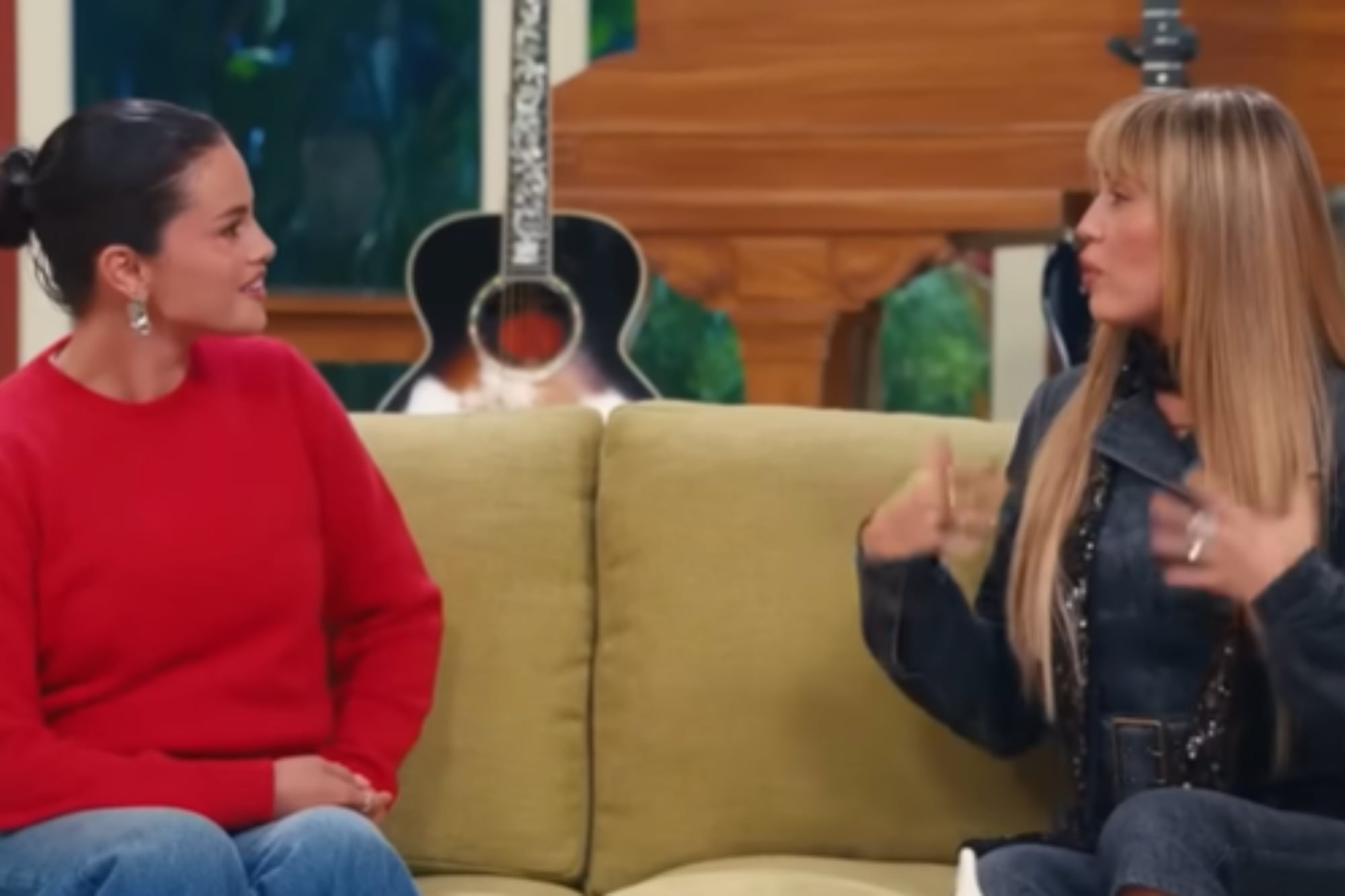 Selena Gomez apareció en el documental y conversó con Cyrus sobre su participación en la serie (Foto: Captura)