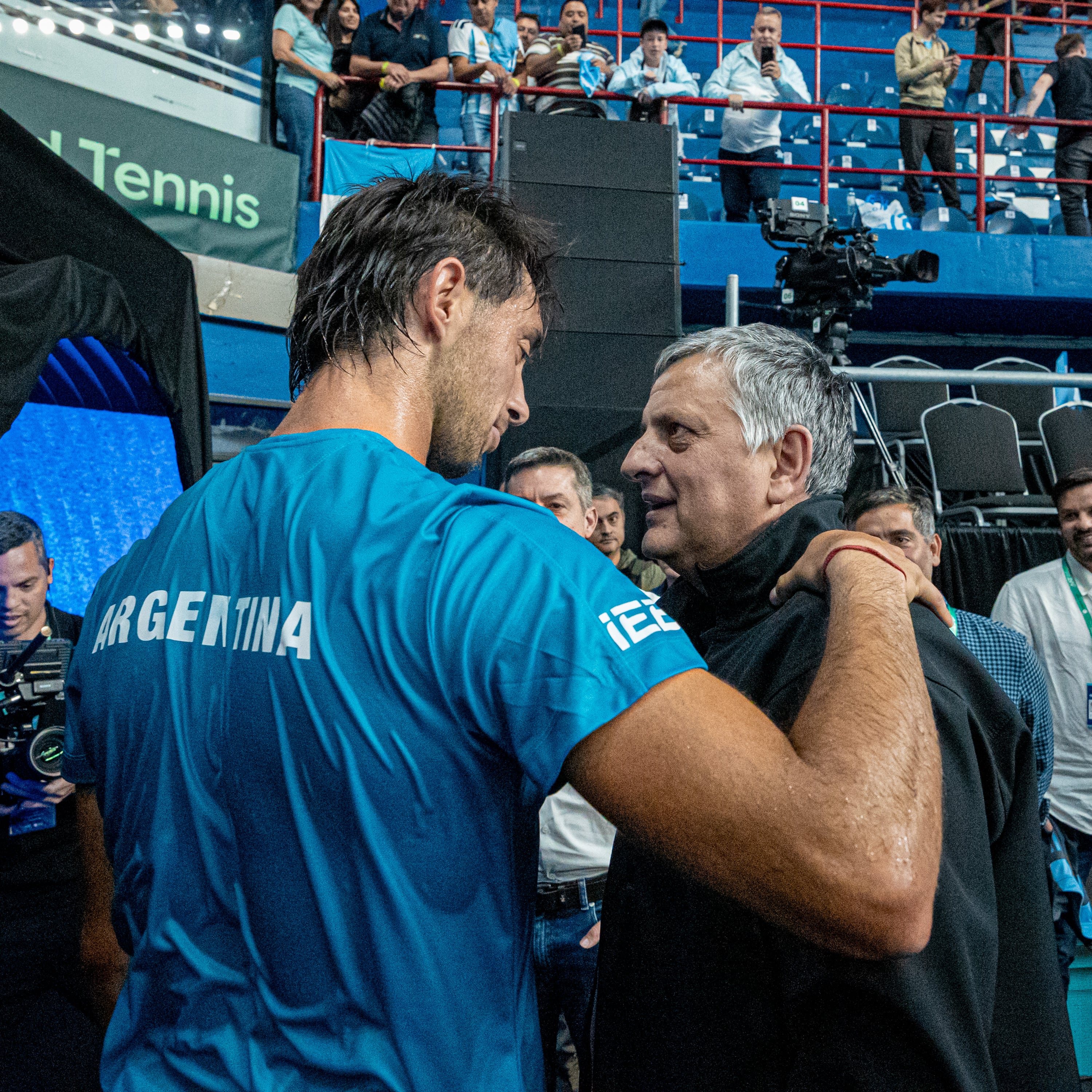 Dos platenses apasionados por el tenis: Thiago y Horacio Marín, presidente de YPF, durante la serie de Copa Davis en Neuquén