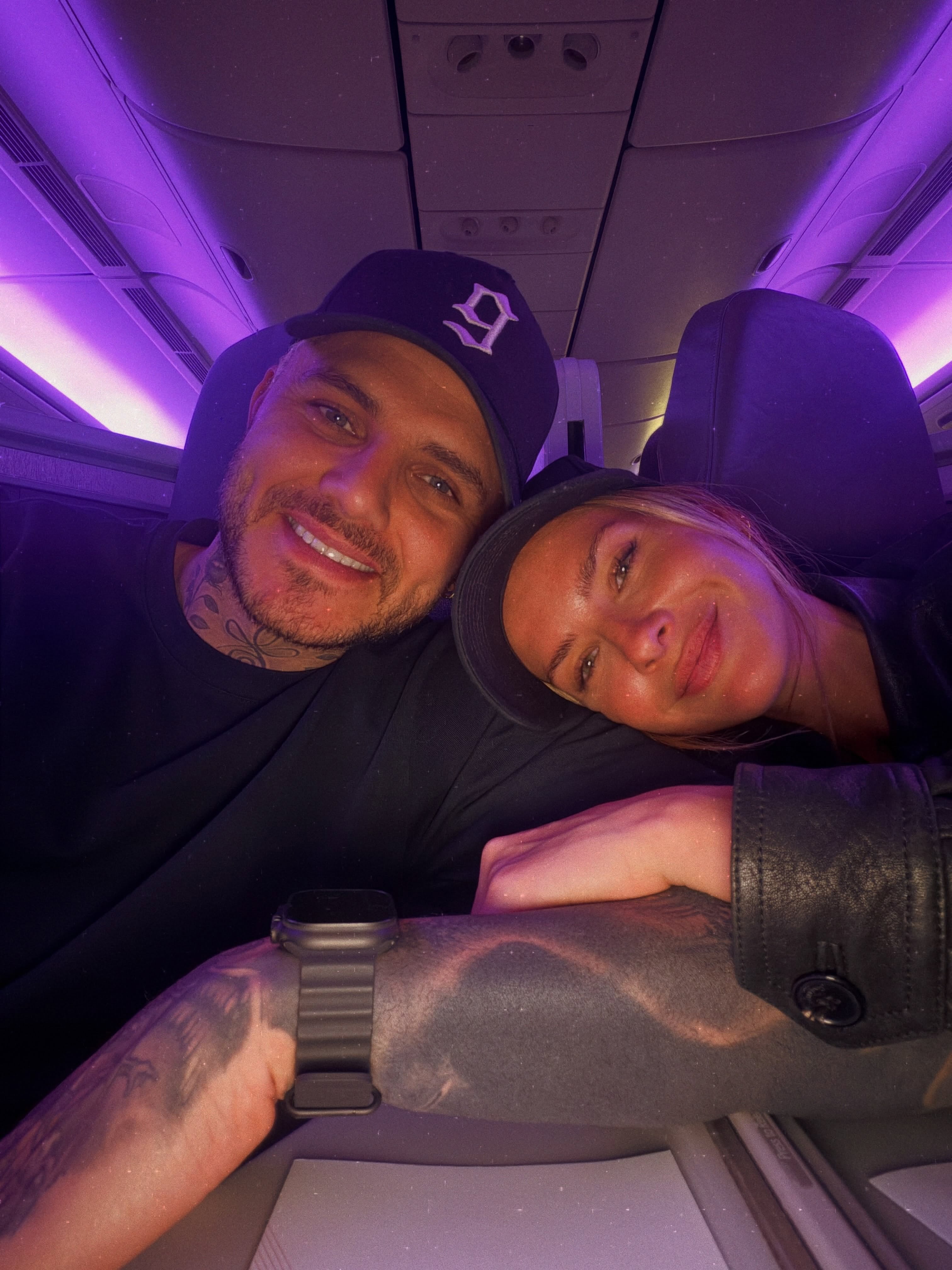 La pareja enamorada en el avión rumbo a sus vacaciones (Foto: Instagram @mauroicardi)