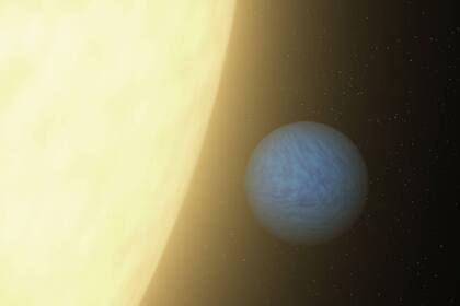55 Cancri e, es un exoplaneta que gira alrededor de su estrella cada 18 horas. Orbita tan cerca, unas 25 veces más cerca que Mercurio del Sol, que tiene un acoplamiento de marea, una cara fijada sobre el astro