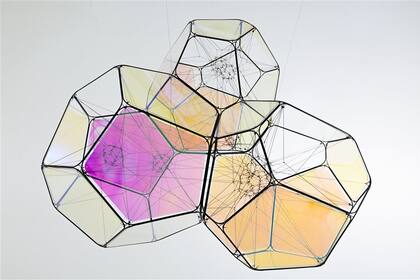 55 Cnc d/M+M (2015), de Tomás Saraceno, exhibida en arteBA 2016