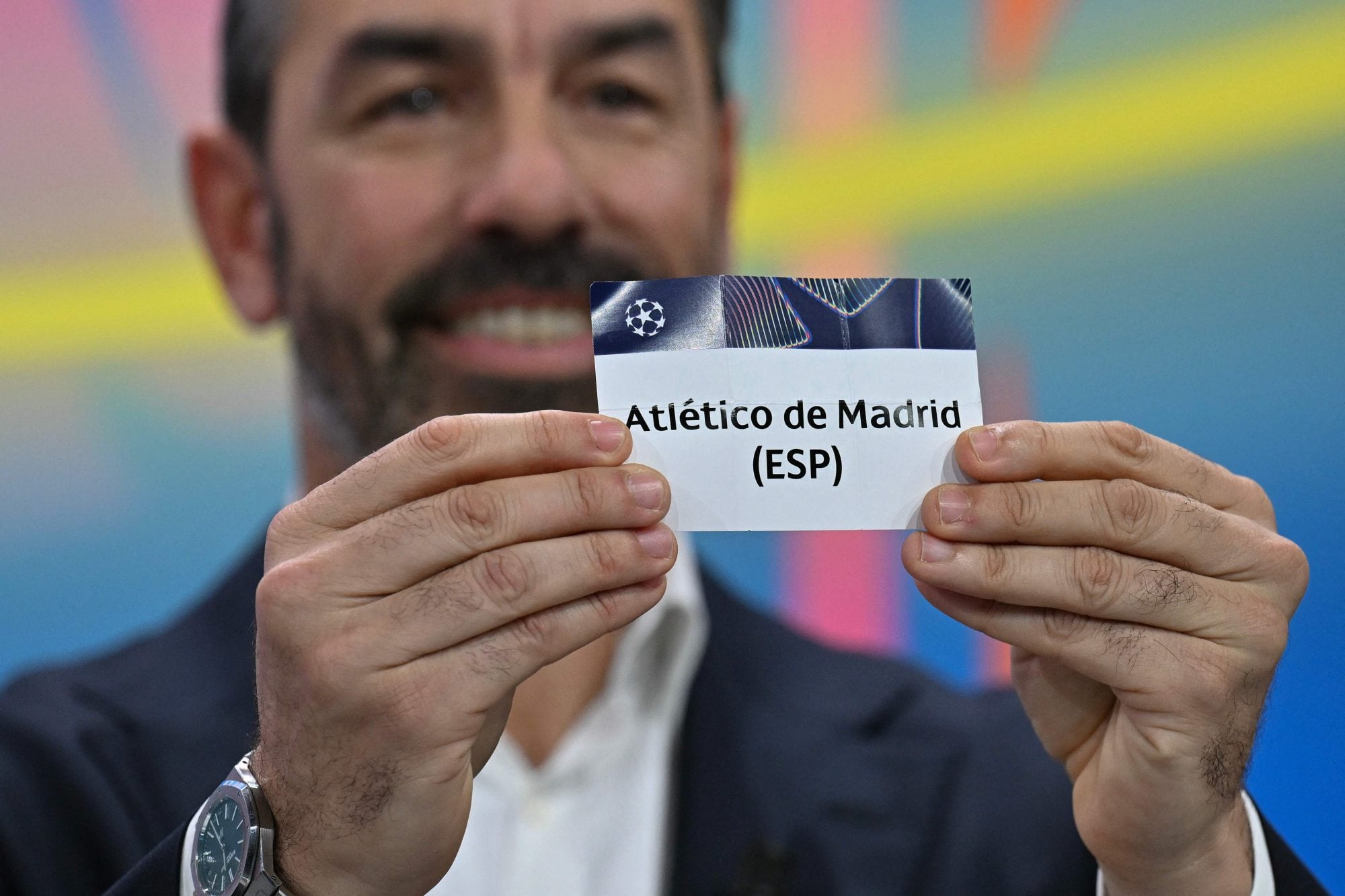 El momento en el que el francés Robert Pires saca la bolilla de Atlético de Madrid en el sorteo de los playoffs de la Champions League realizado esta mañana en Nyon (Suiza)
