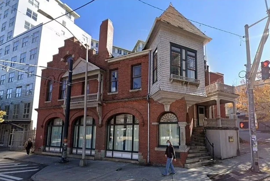 Compró una casa antigua y encontró en el sótano un tesoro de Coca-Cola