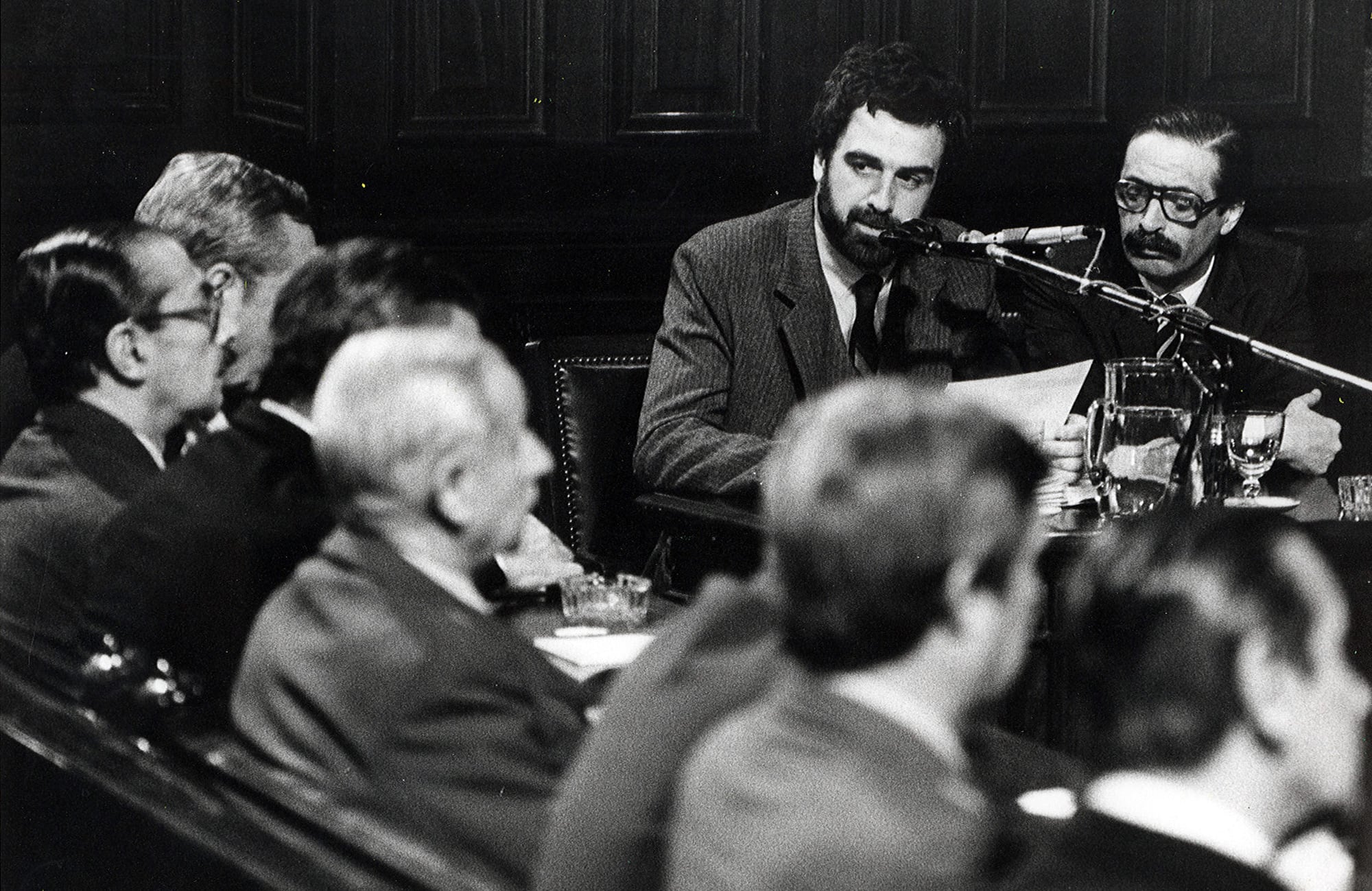 Moreno Ocampo y Strassera frente a la cúpula militar del golpe de 1976