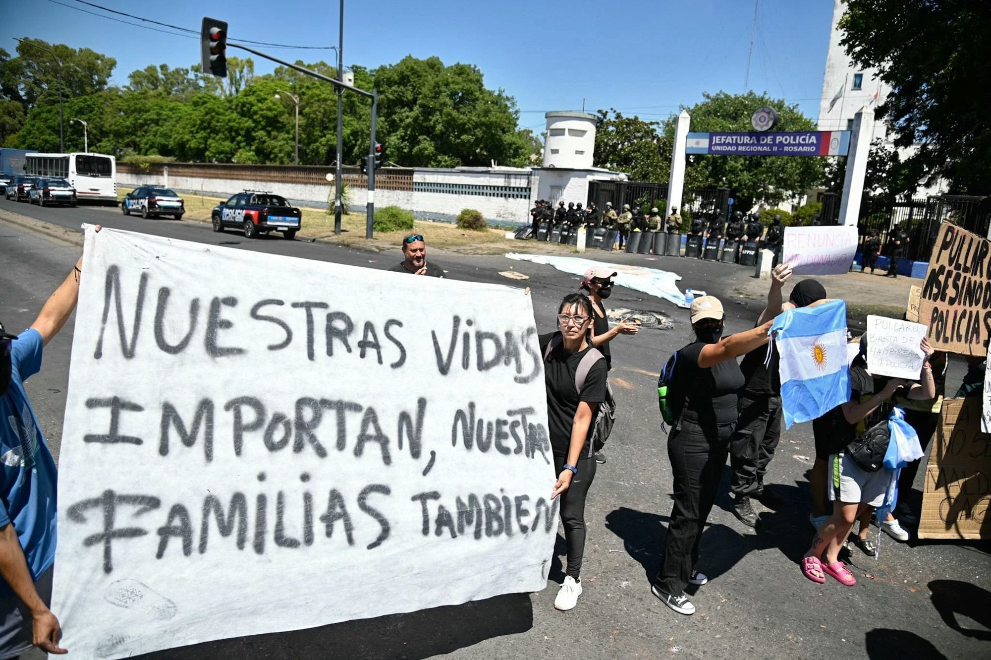 Familiares y allegados a los efectivos policiales también se sumaron a los reclamos