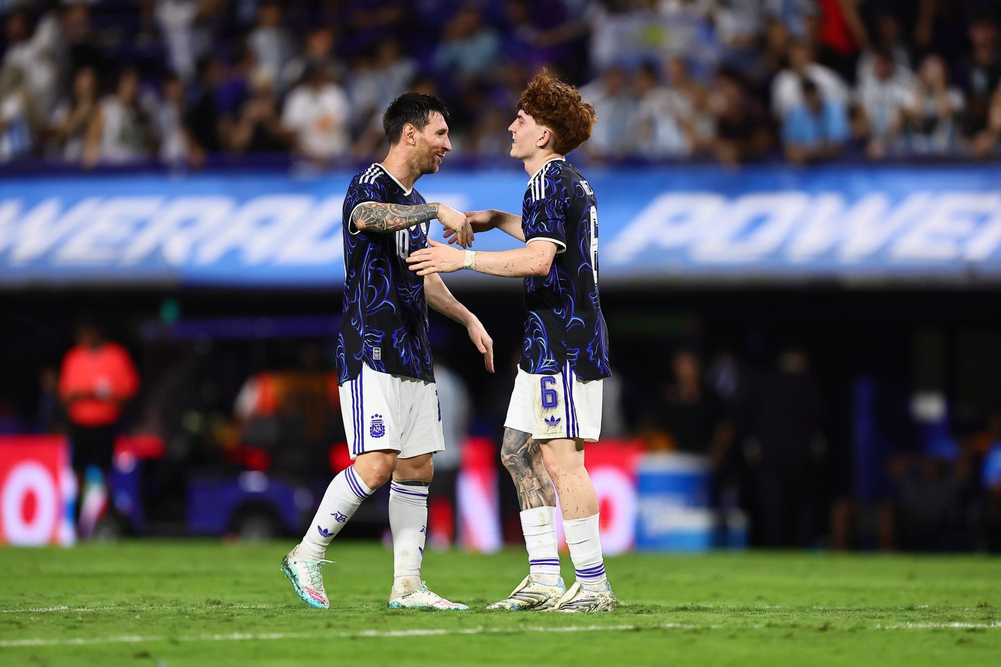 Lionel Messi y Valentín Barco, en la Bombonera