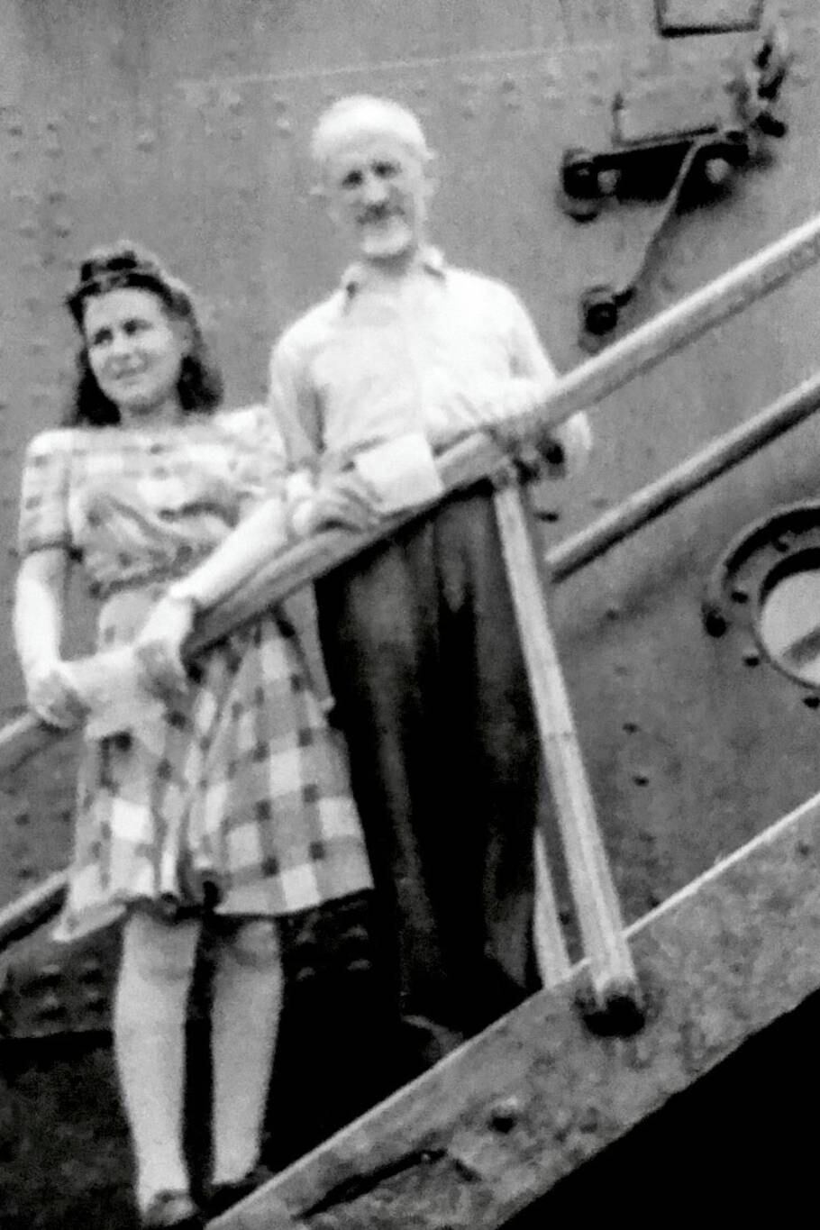 Chil Majer y su nuera Lola, esposa de Levi Lerman, en su llegada al puerto de Montevideo