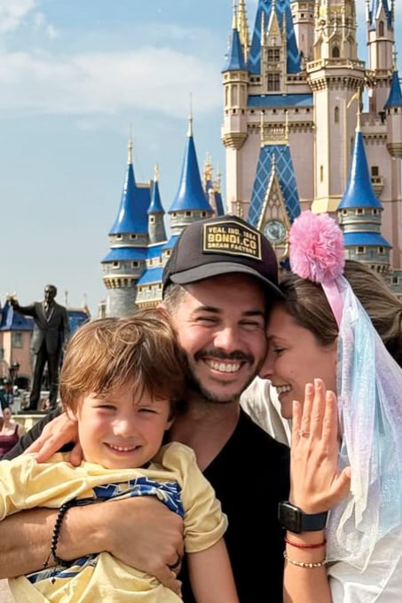 En abril del año pasado, durante un viaje a Disney, Nico le propuso casamiento con la complicidad de Bautista… Aunque
todavía no lo concretaron, ellos dicen que será muy pronto