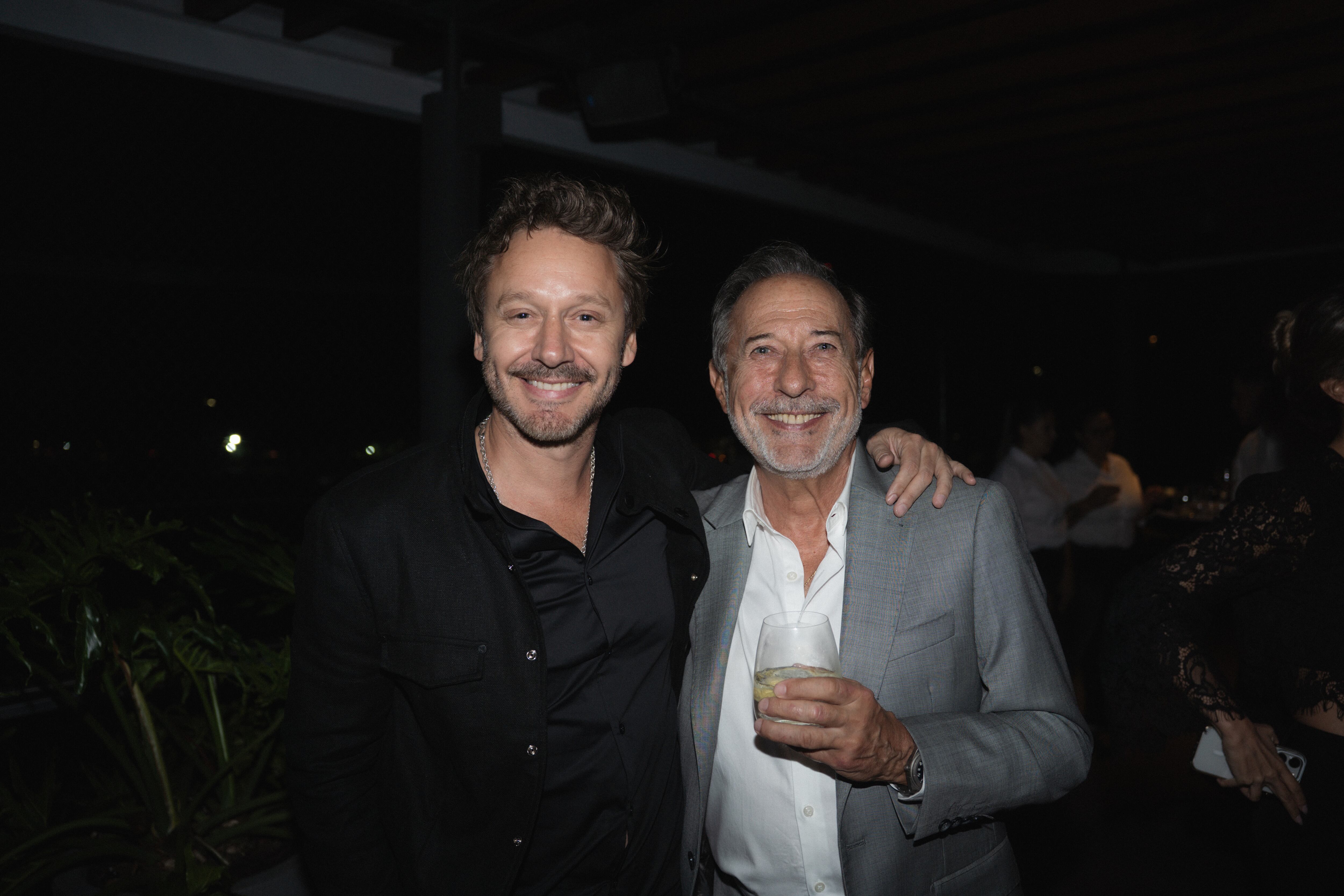 El cumpleañero posa con Francella