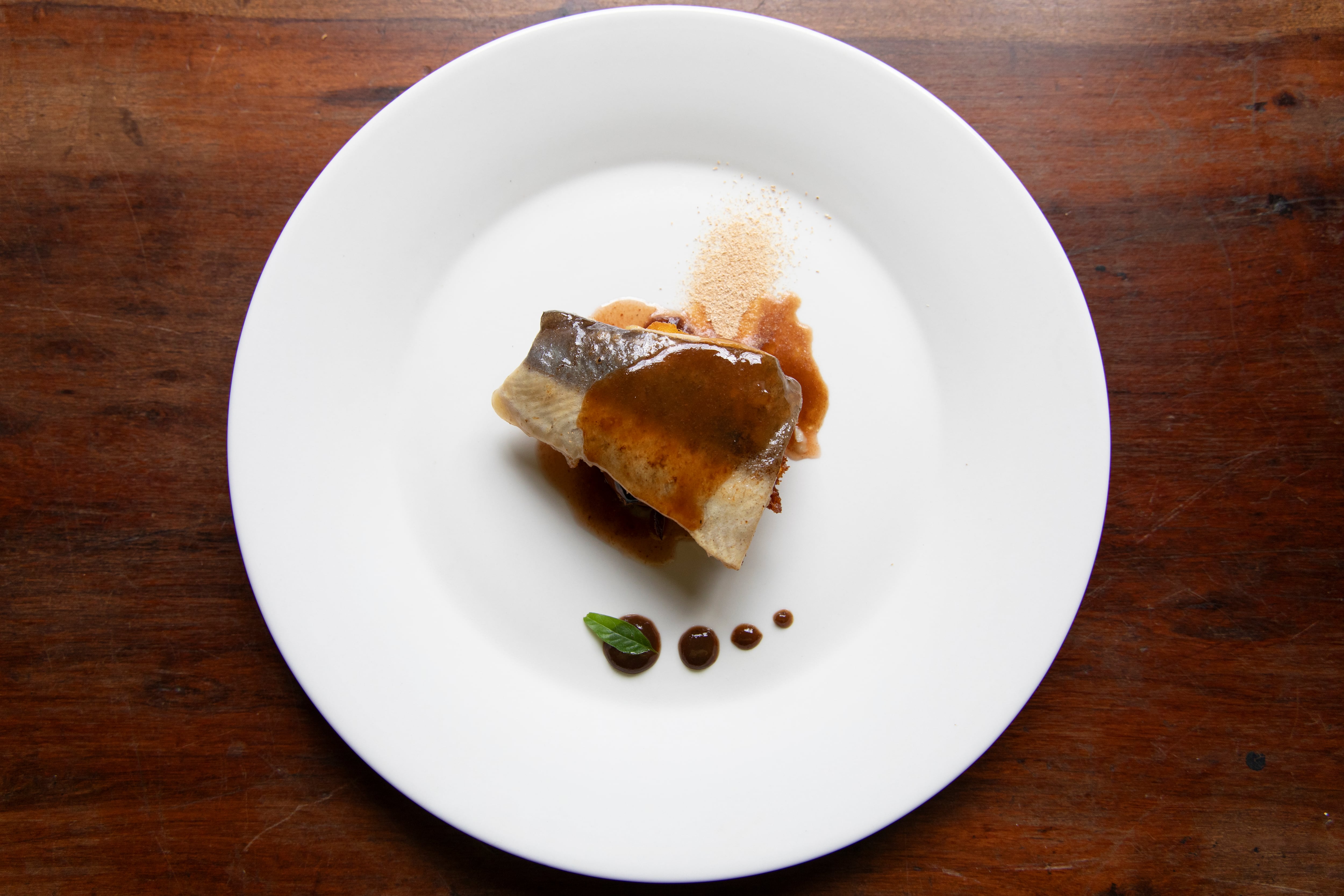 Patí y batata asada con salsa de pescado y Pitanga; salsa de ubajay fermentado y polvo de hongos.