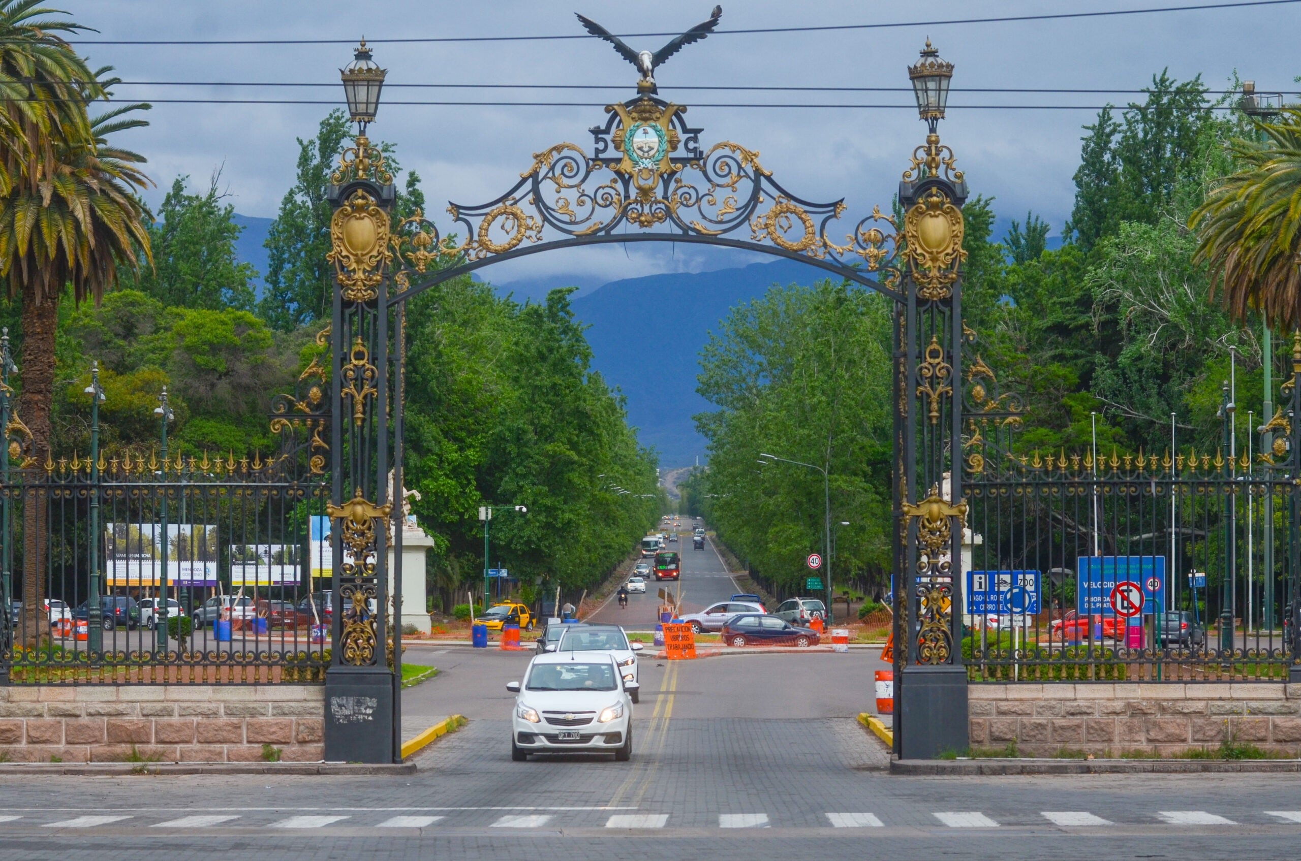 El imponente acceso al Parque General San Martín que cuenta con obras históricas en sus casi 400 hectáreas de superficie