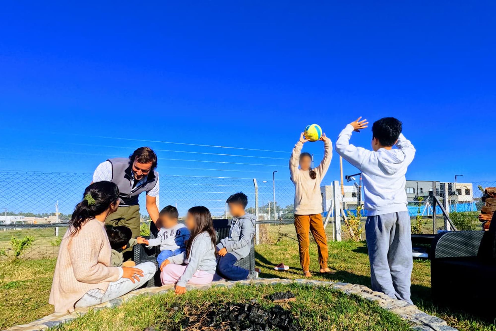 "No queríamos separarnos": el final feliz de la historia viral de los seis hermanitos que buscaban una familia
