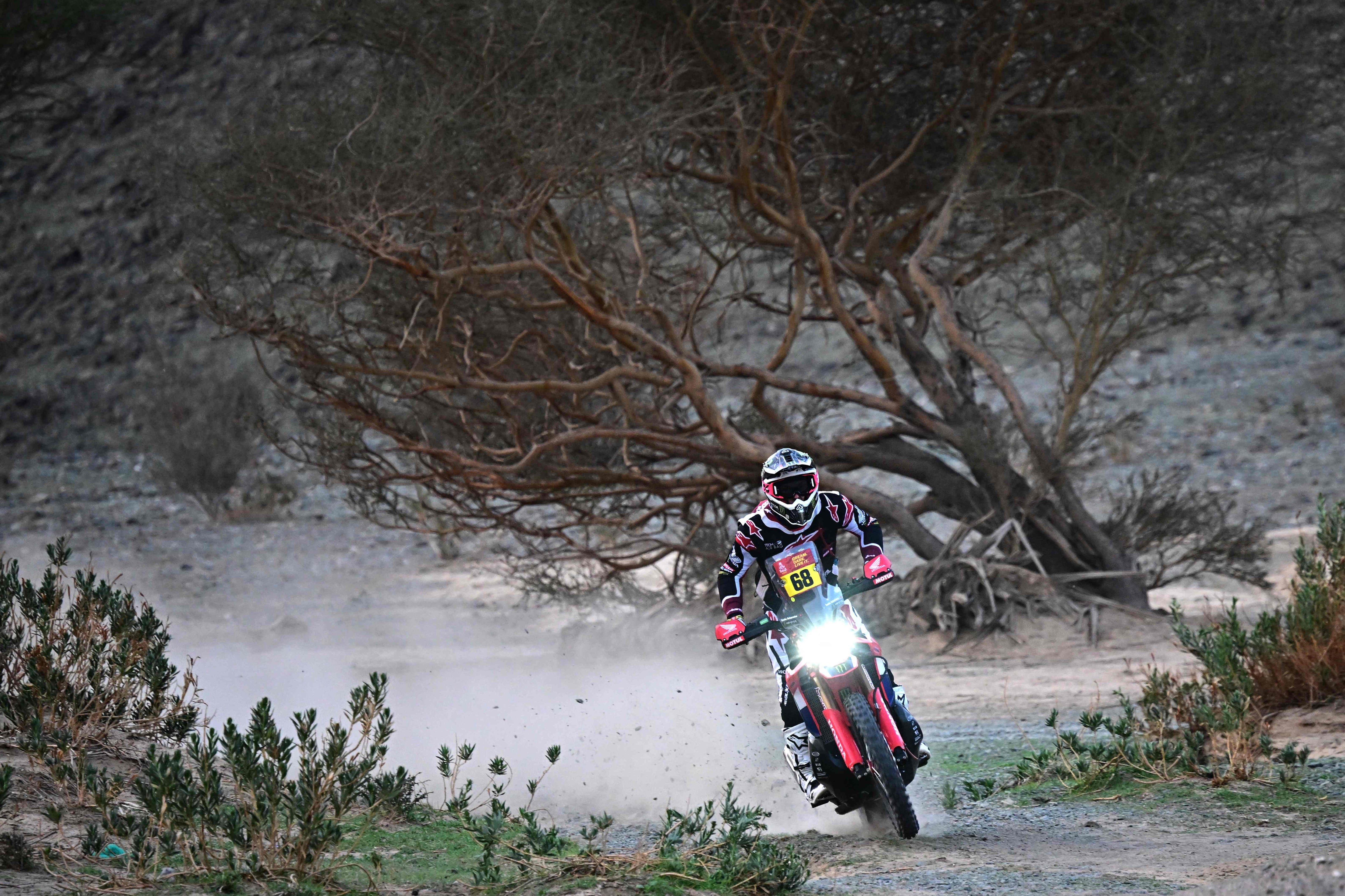 El español Tosha Schareina es uno de los líderes en motos del Dakar 2026