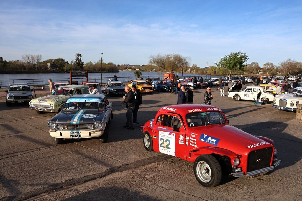 El gran premio hace convivr Renault 12, Ford Falcon, Torino, cupecitas Ford, Renault Gordini, Mercedes-Benz y decenas de otros modelos históricos del automovilismo.