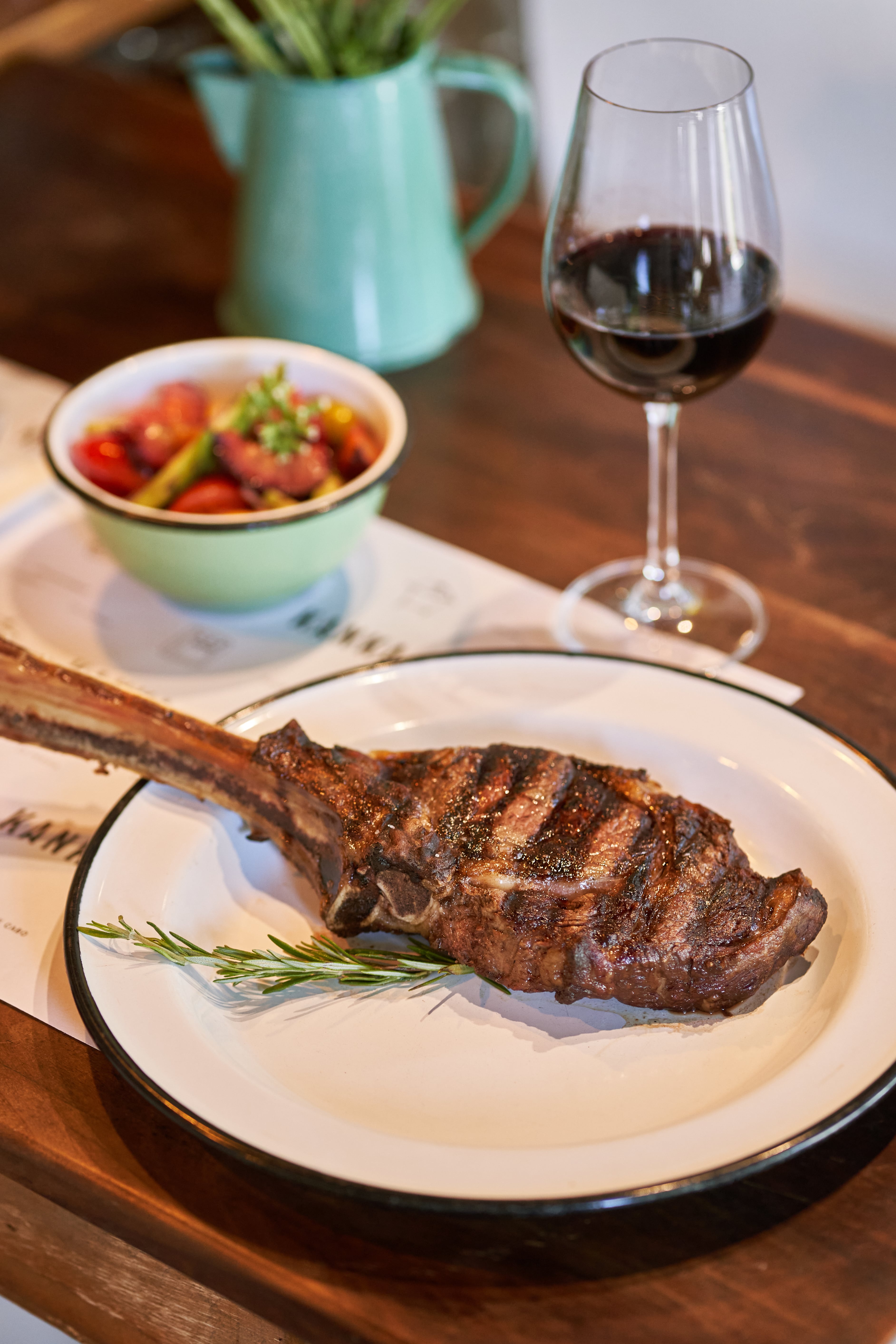 El tomahawk es un corte especial, de gran tamaño: músculo de tren de bife y hueso largo de la costilla