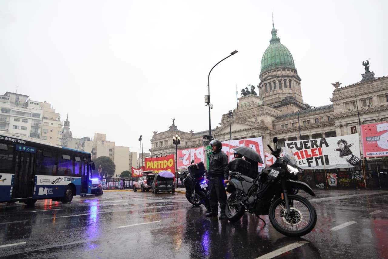 Fuerte operativo de seguridad en el Congreso por la marcha en rechazo a la ley de tierras