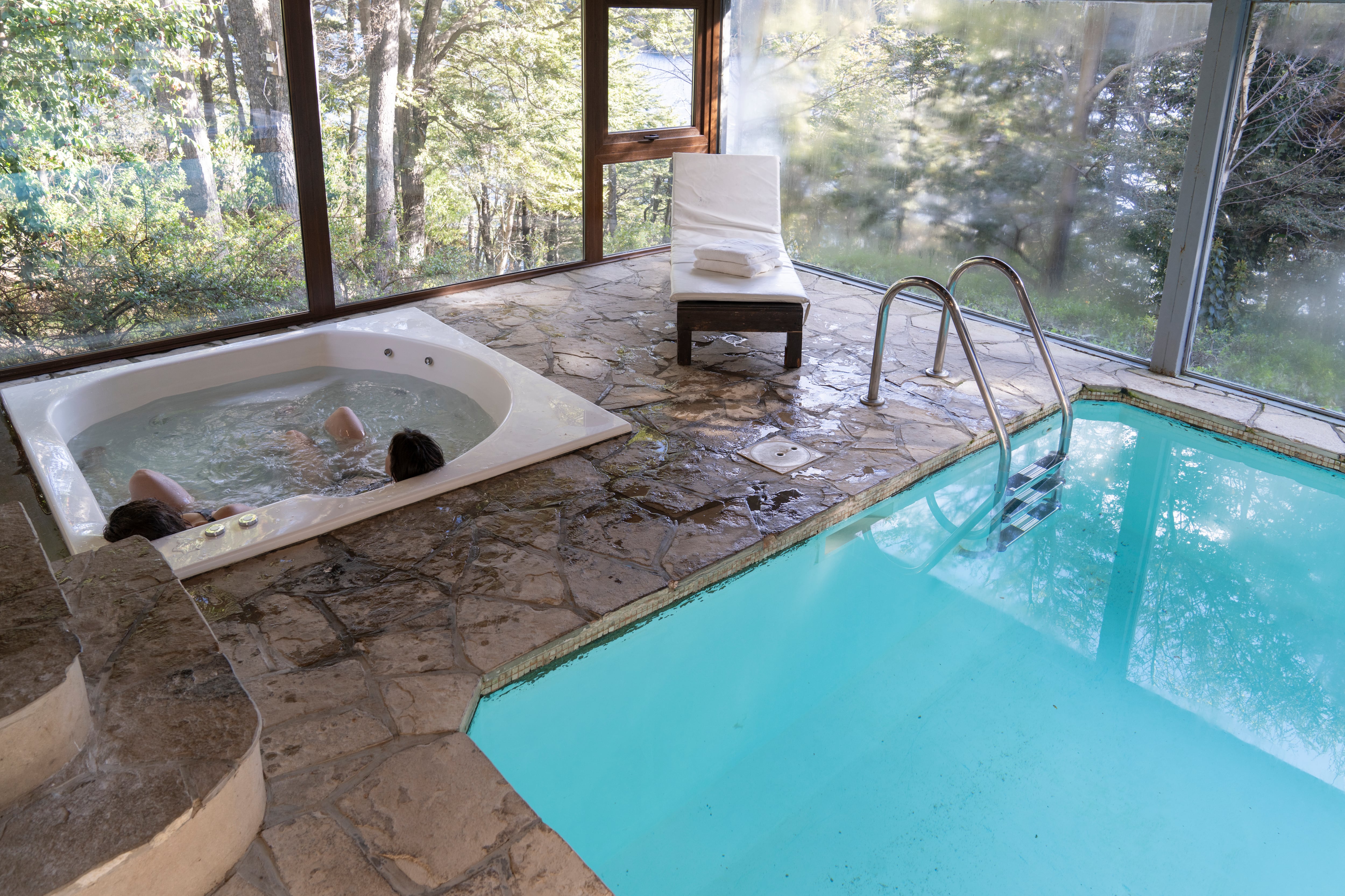 El spa se integra al bosque que lo rodea