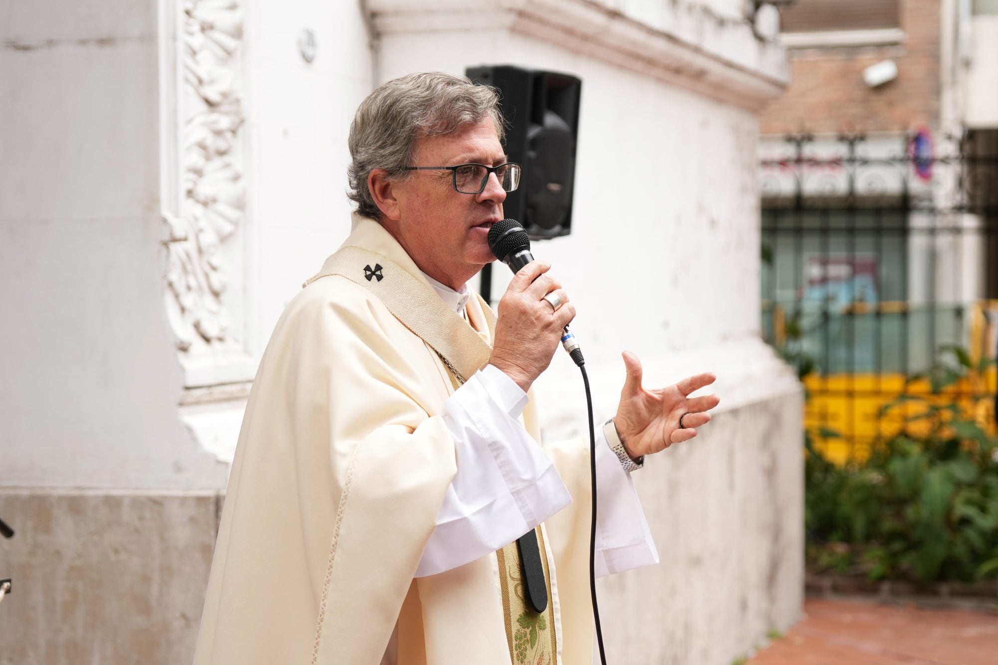 El Arzobispo de Buenos Aires, Jorge García Cuerva, da una misa en la iglesia Santa Catalina en apoyo al reclamo por las obras que está realizando el Gobierno de la Ciudad de Buenos Aires.