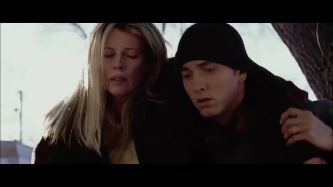 Eminem y Kim Basinger en 8 Mile - Fuente: YouTube