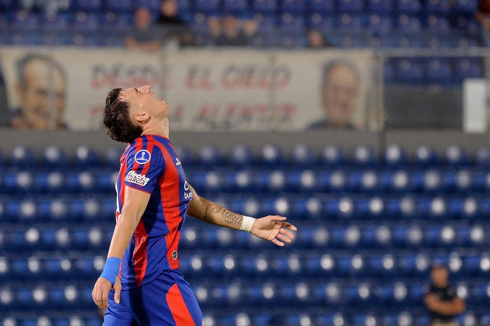 Rodrigo Auzmendi tuvo a mano el 2-1 a falta de 20 minutos, pero se topó con el cuerpo del arquero Nelson Ferreira, figura en el conjunto paraguayo.