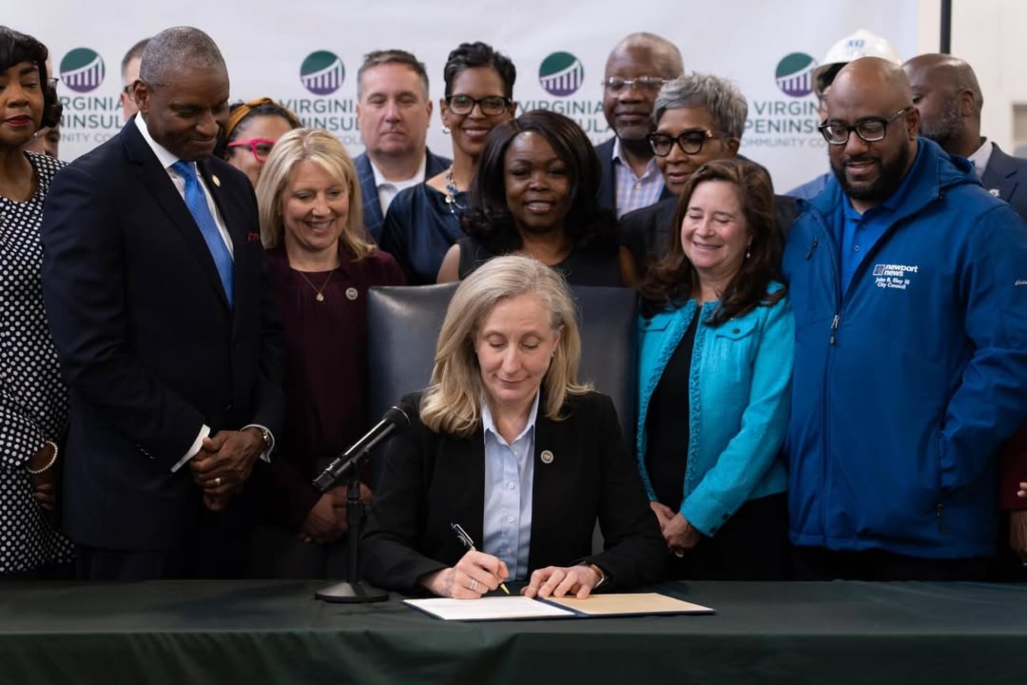 La gobernadora Abigail Spanberger firmó dos leyes que generarían más oportunidades laborales en Virginia