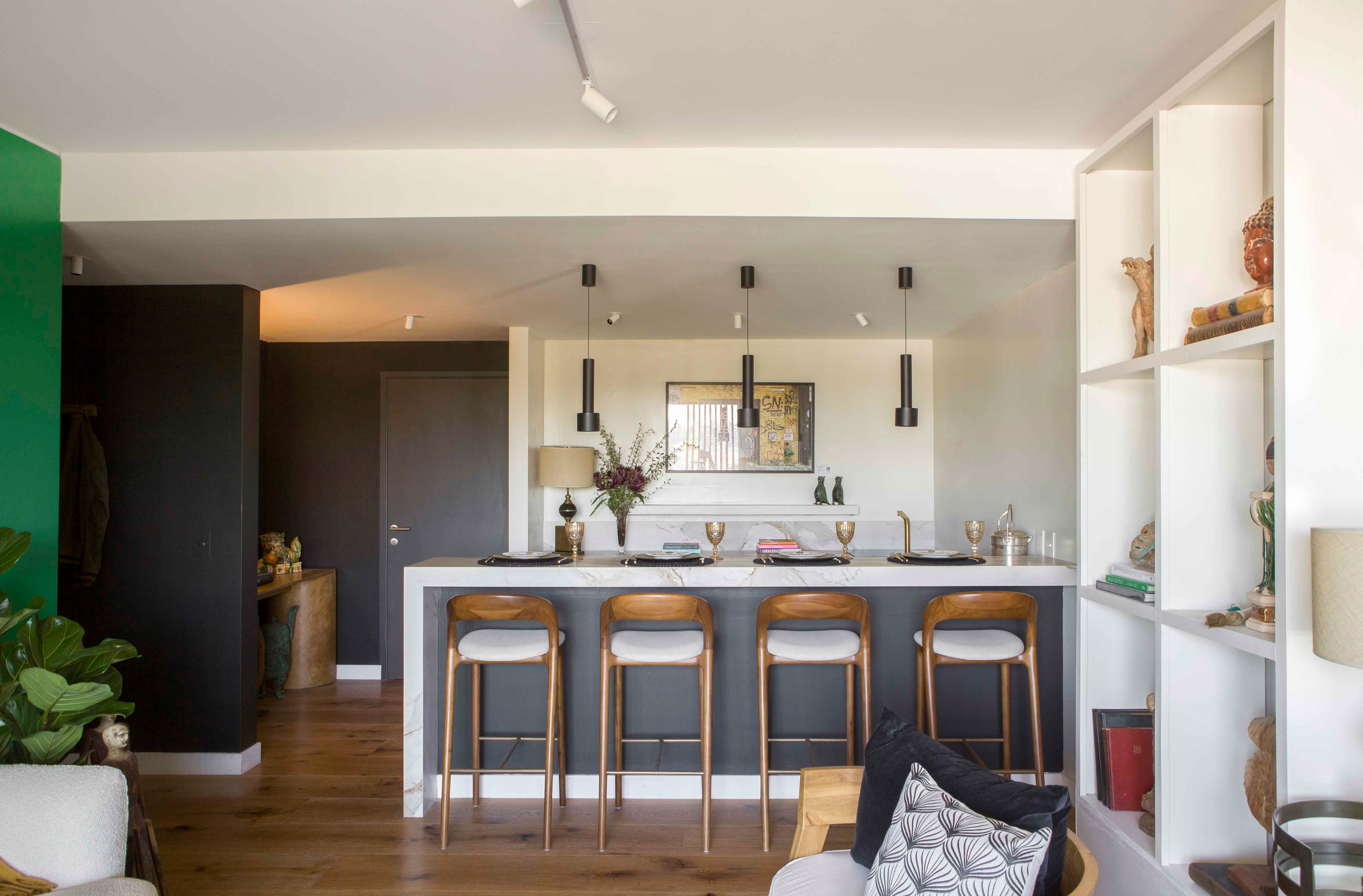 En la cocina integrada, banquetas (Desde Asia). Obra“Piel Urbana X”, de Sergio Castiglione (Diderot.art).