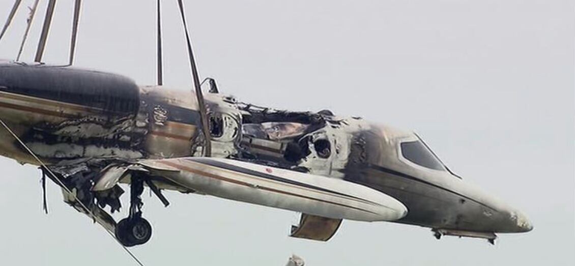 El avión de Báez incendiado
