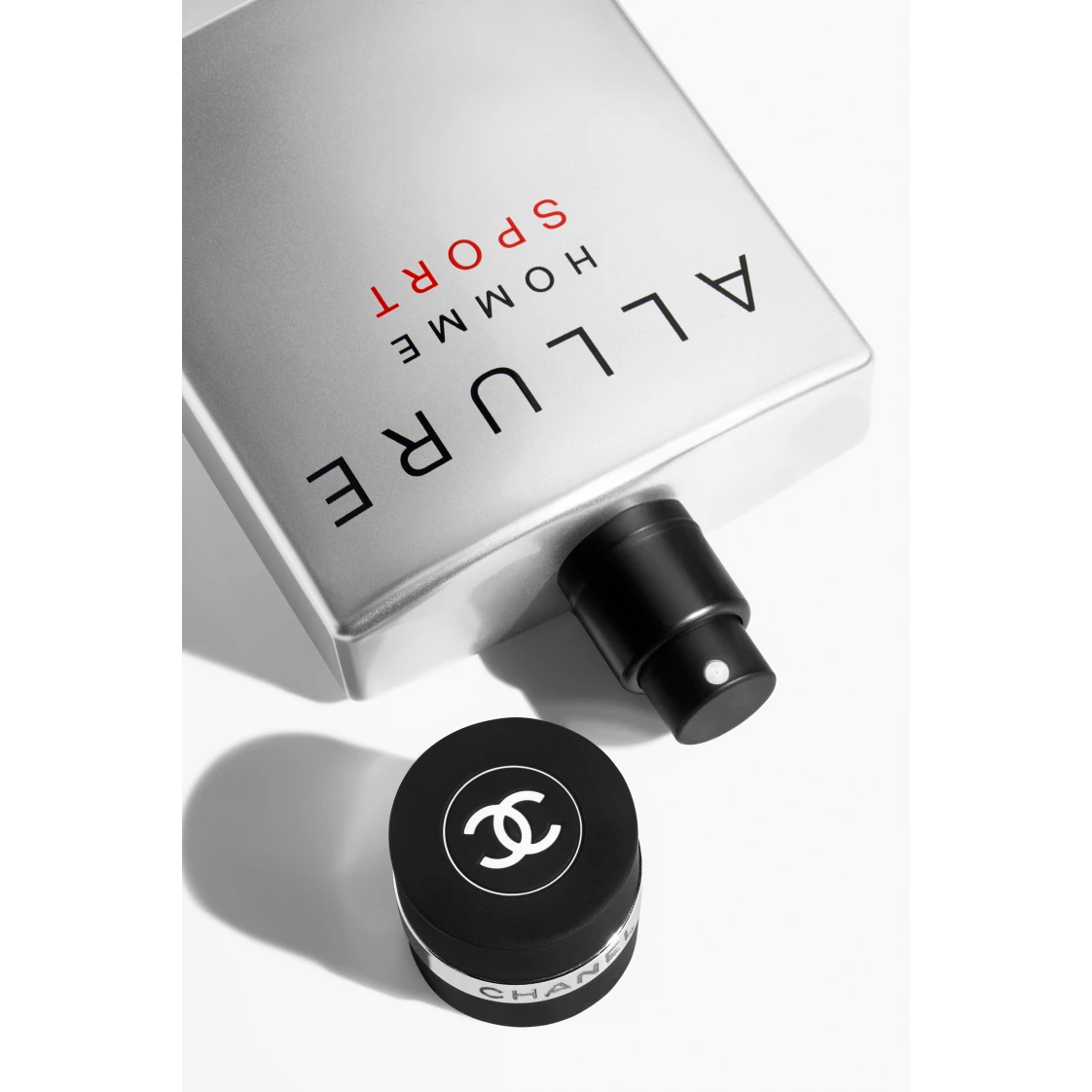 El Allure Homme Sport de Chanel es una fragancia fresca y amaderada que combina notas acuáticas