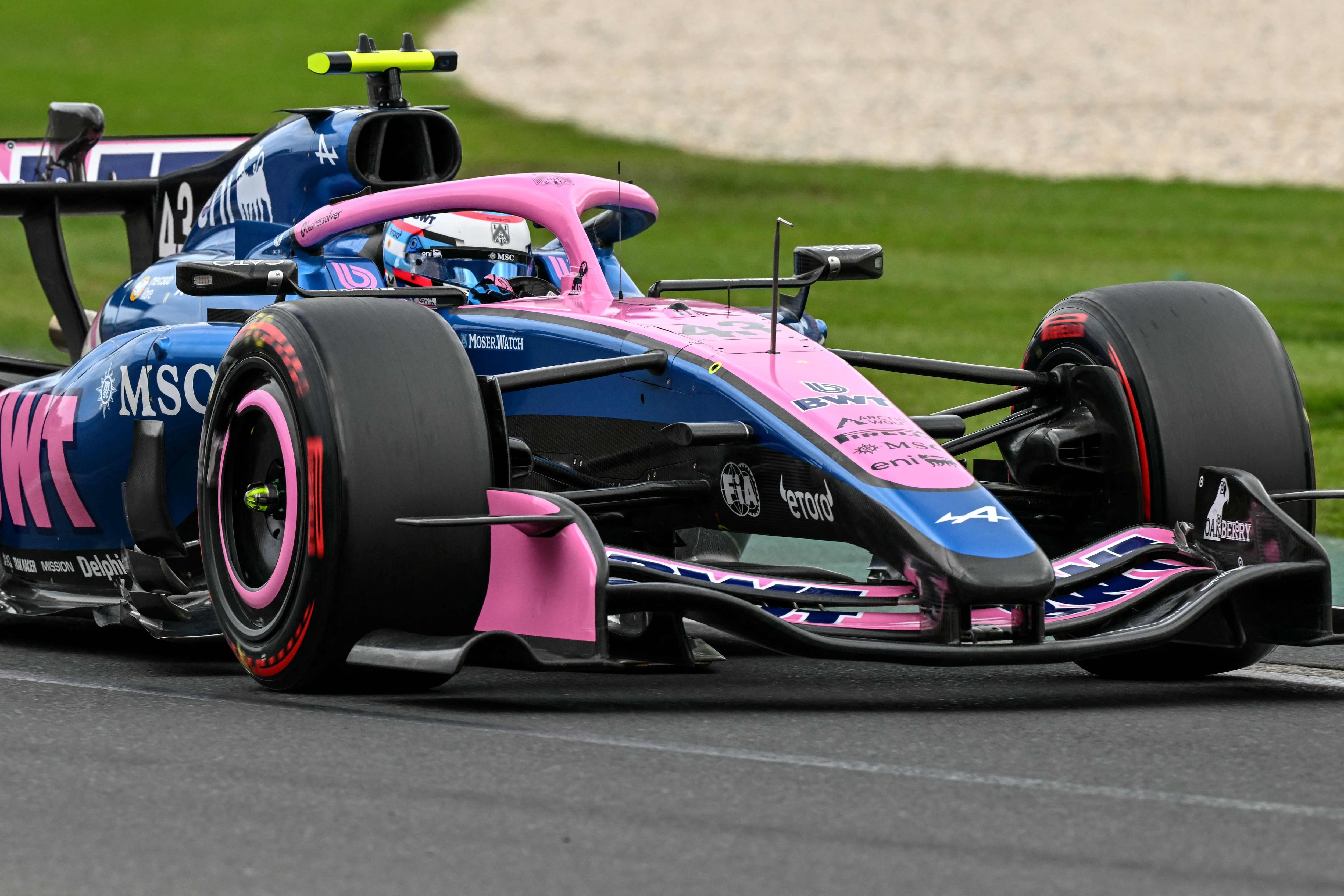 Franco Colapinto no tiene un buen comienzo de gran premio en Albert Park; llegó a perder 3 ubicaciones.