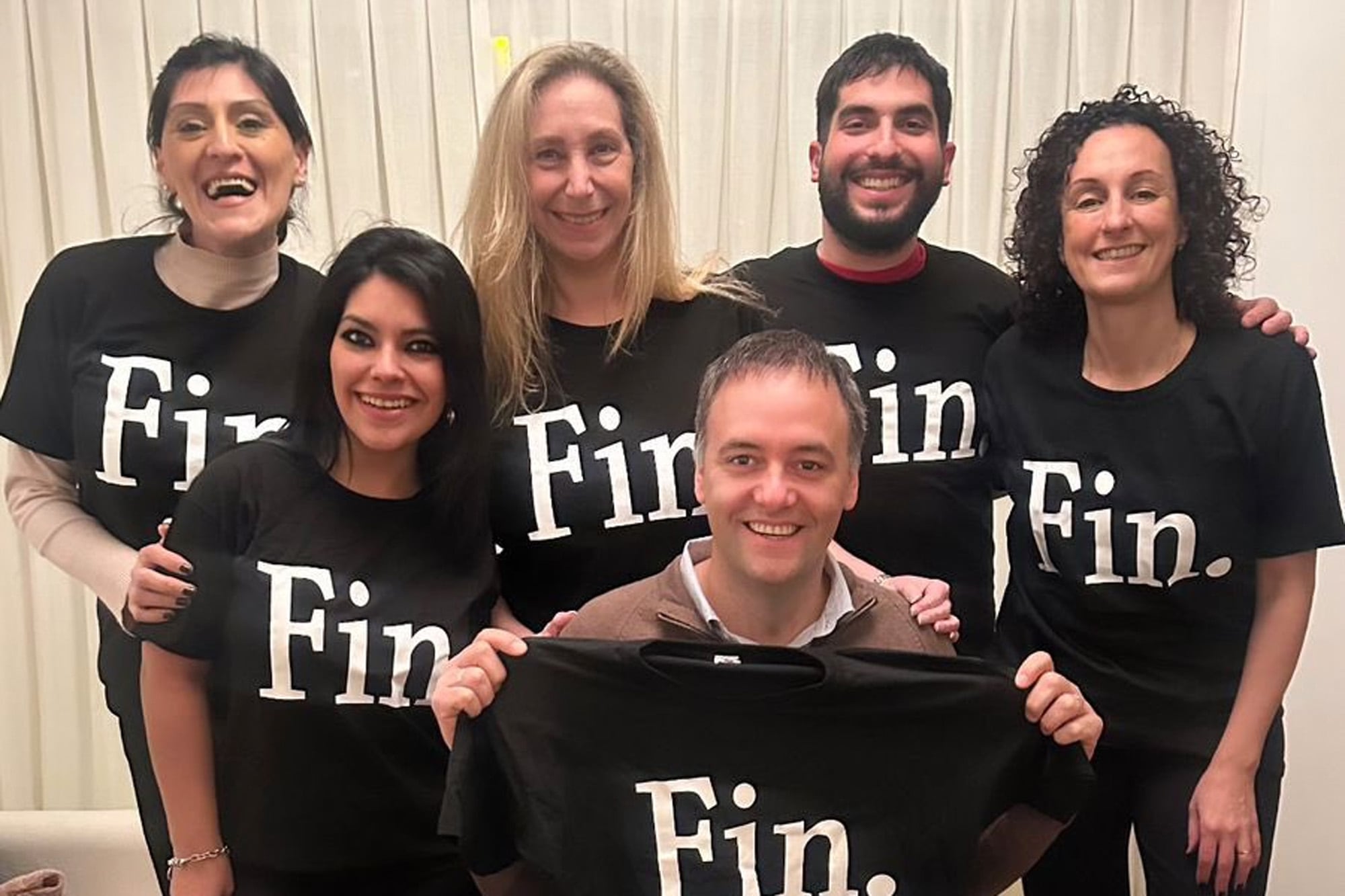 Mara Gorini (parada a la derecha), junto con Karina Milei, Manuel Adorni y empleados de la Casa Rosada