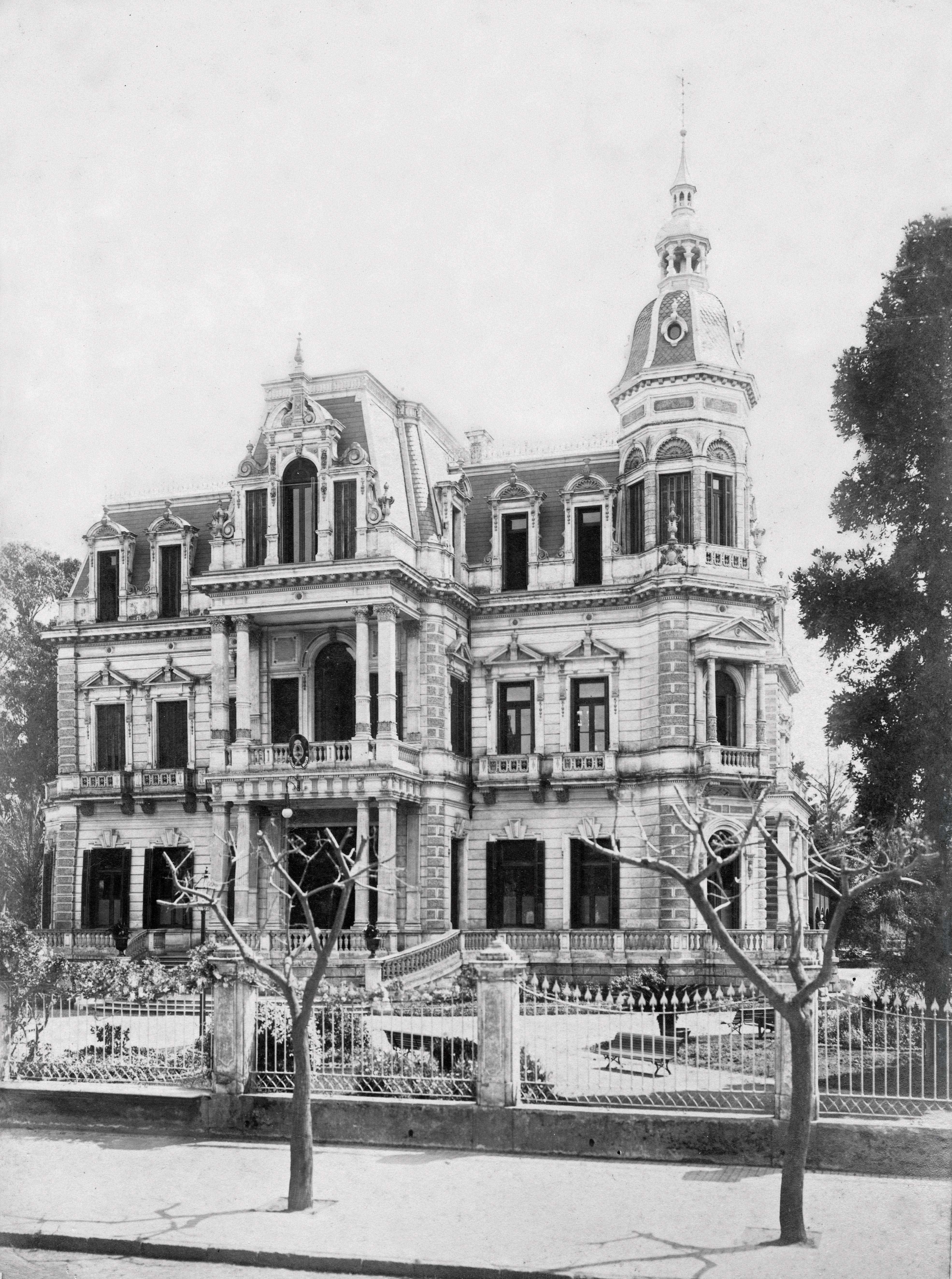 El Palacio Videla Dorna fue construido en 1886 en Rivadavia 4929