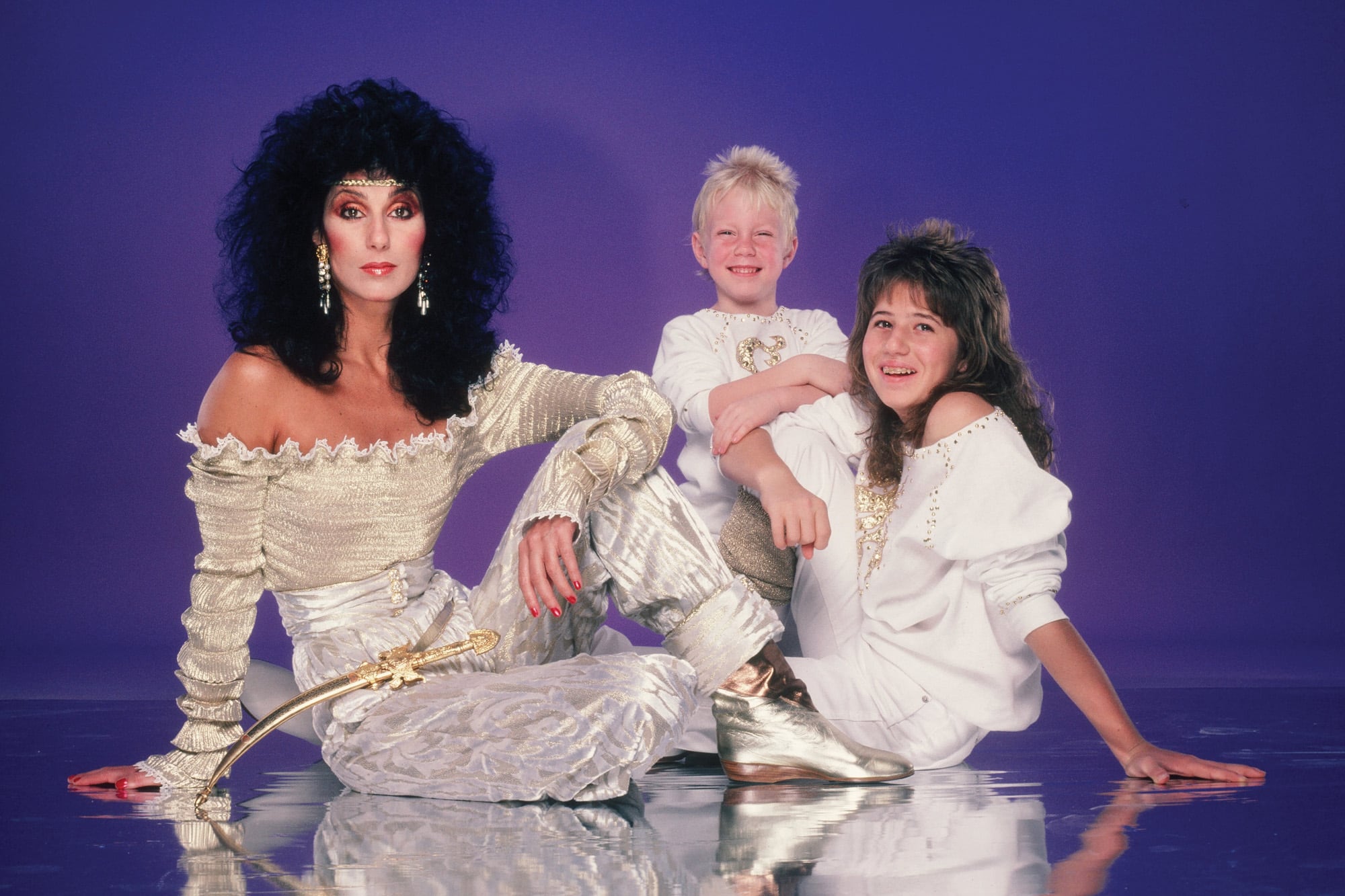 Elijah Allman (en el centro de la foto), rodeado de su madre, Cher, y su hermana mayor, Chastity Bono
