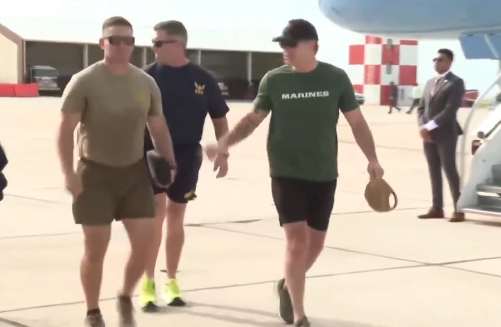 Pete Hegseth llegó a Guantánamo y lanzó una dura advertencia a Cuba 6 El secretario de Defensa camina junto a dos miembros de la marina estadounidense. Luce una remera del USMC