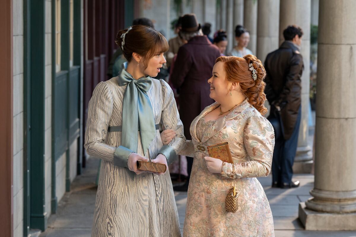 Claudia Jessie como Eloise Bridgerton y Nicola Coughlan como Penelope Featherington en Bridgerton Temporada 4