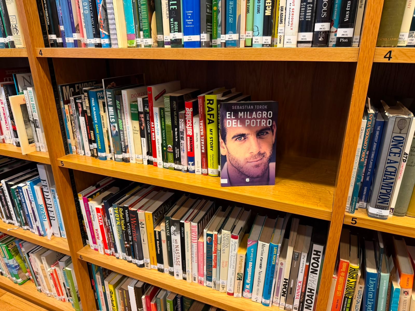 El libro sobre Juan Martín del Potro, del periodista de LA NACION Sebastián Torok, en la biblioteca del All England
