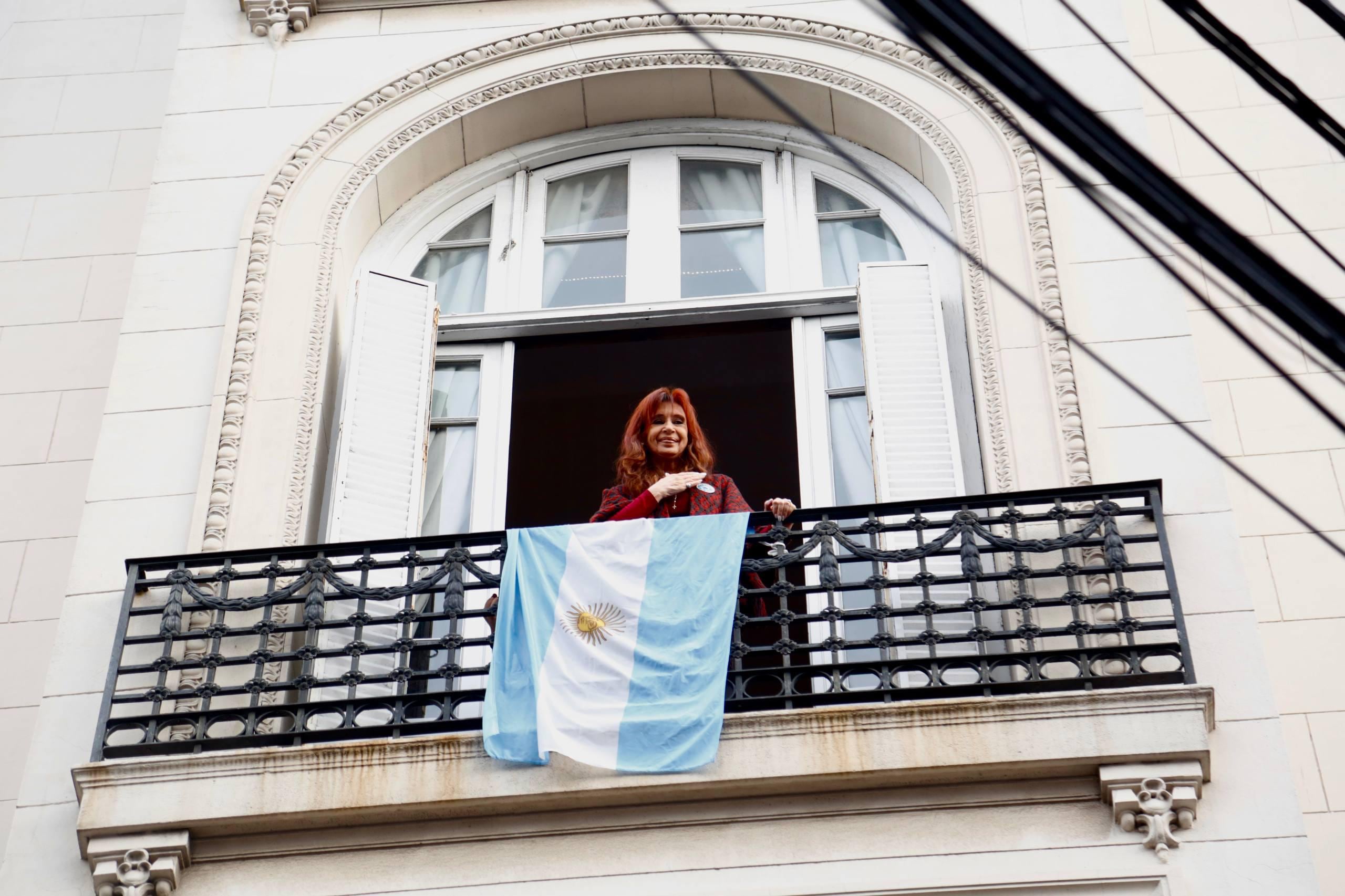 La Cámpora se manifestó en la casa de Cristina y recordó la asunción de Néstor Kirchner un 25 de mayo