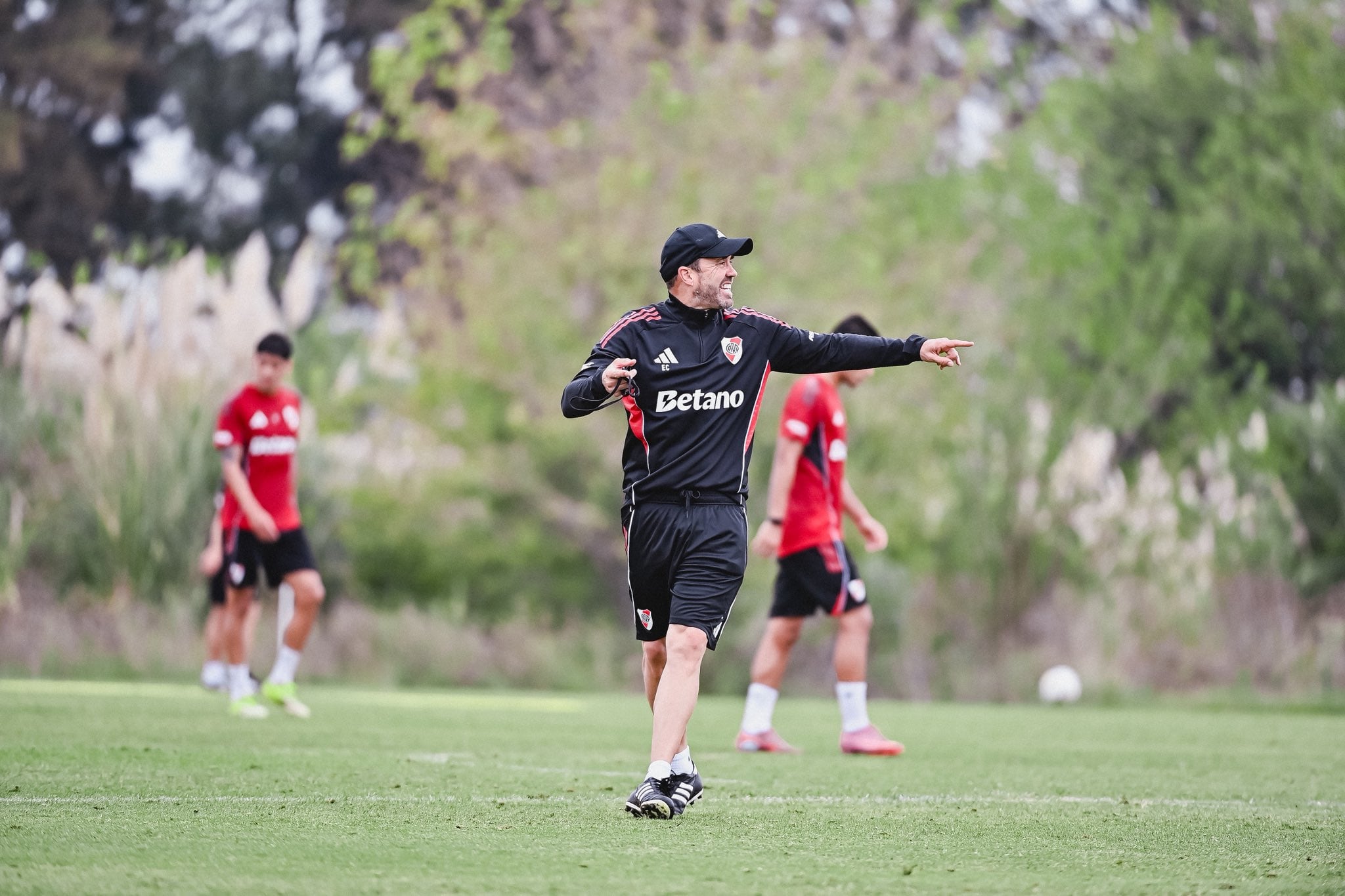 Eduardo Coudet da indicaciones en un entrenamiento de River