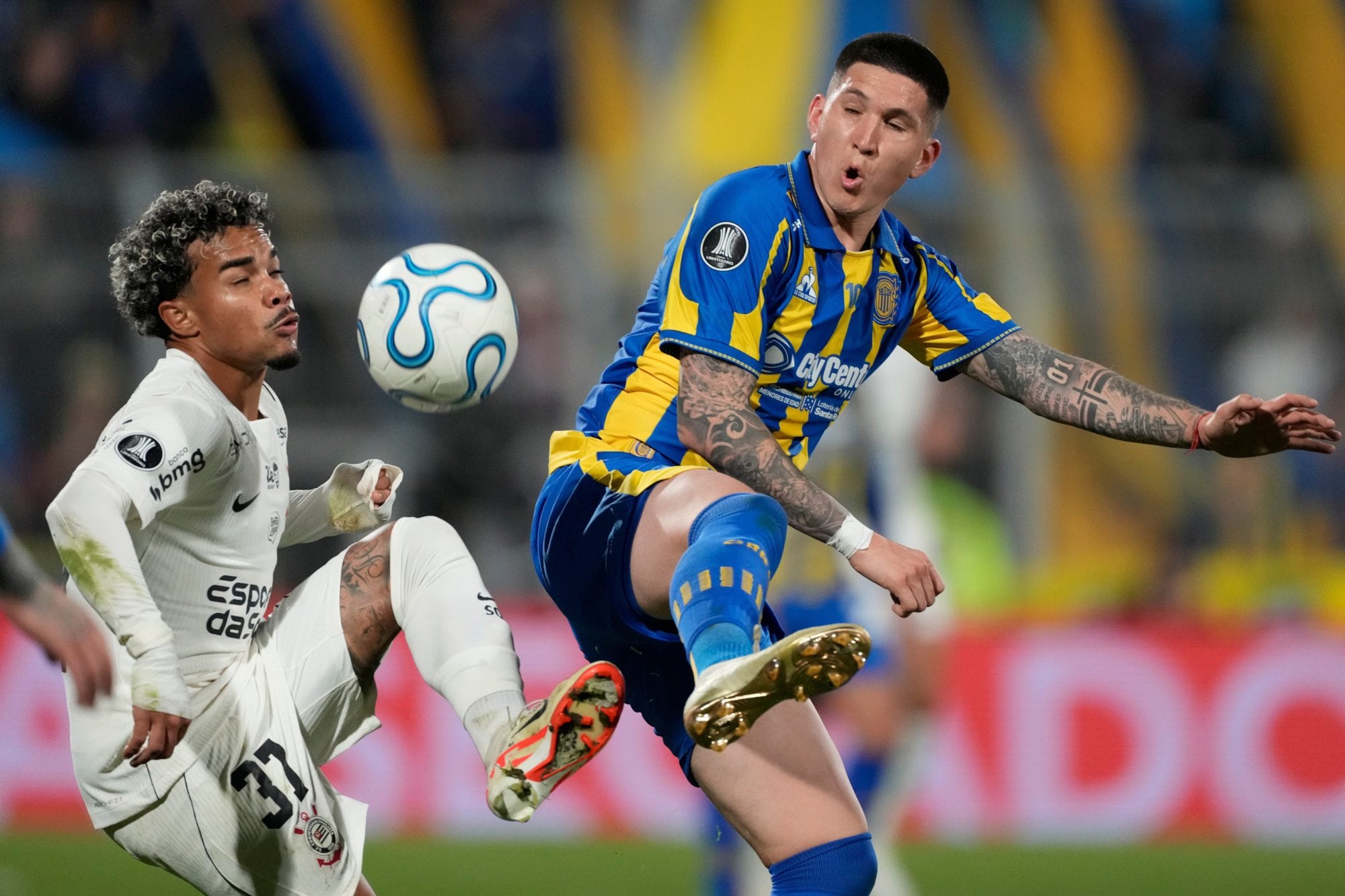 Rosario Central igualó con Corinthians y buscará en Brasil el pase a los cuartos de final de la Copa Libertadores 6 En la disputa de la pelota, Franco Ibarra y Kaio Cesar ensayan una coreografía; el volante de Rosario Central, de los jugadores más destacadas en un encuentro sin emociones