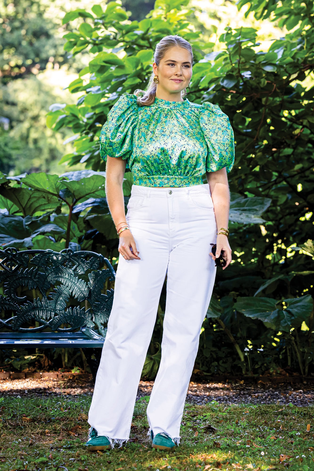 Las prendas entalladas son cada vez más frecuentes en los looks de Amalia. Acá, posando en Huis ten Bosch Palace, en La Haya, en junio de este año, con una camisa de seda estampada de Rotate Birger Christensen, una marca danesa
que hace furor. Los jeans, que marcan su figura, y zapatillas Adidas verdes